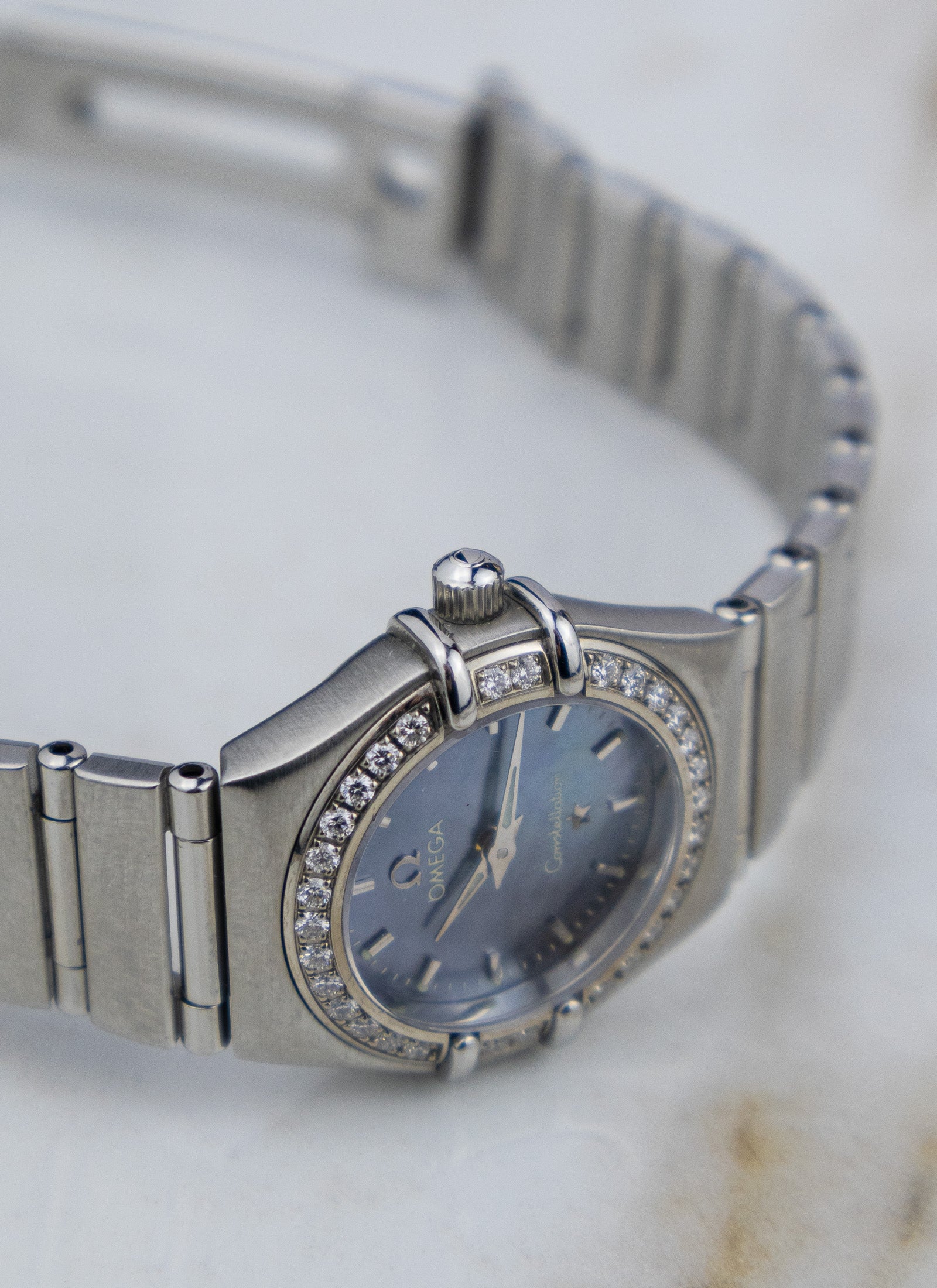 2005 Ladies Omega Constellation Manhattan Blue Mother Of Pearl Diamonds 1466.81 Full Set