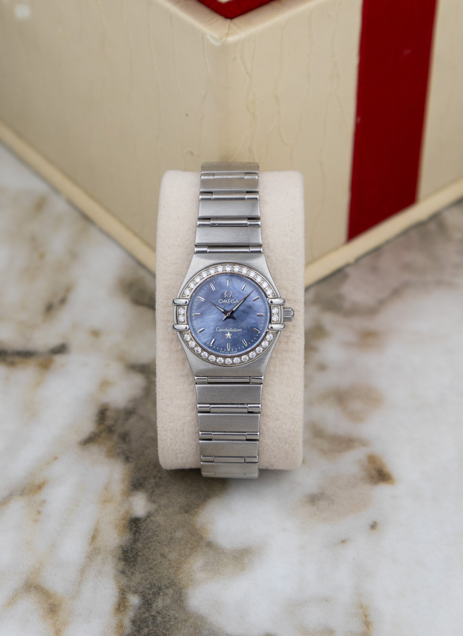 2005 Ladies Omega Constellation Manhattan Blue Mother Of Pearl Diamonds 1466.81 Full Set