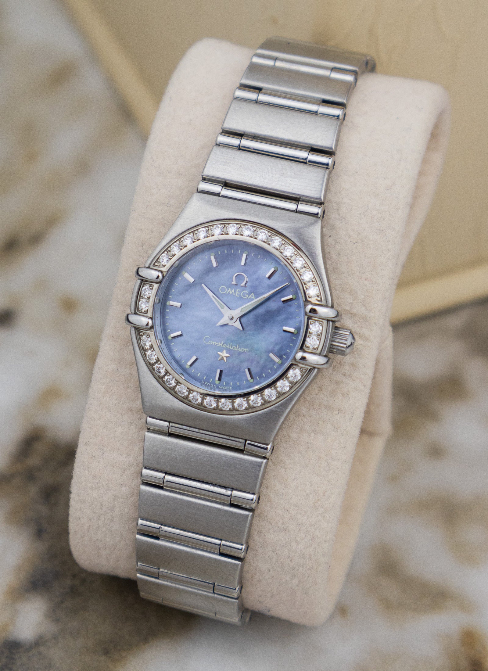 2005 Ladies Omega Constellation Manhattan Blue Mother Of Pearl Diamonds 1466.81 Full Set