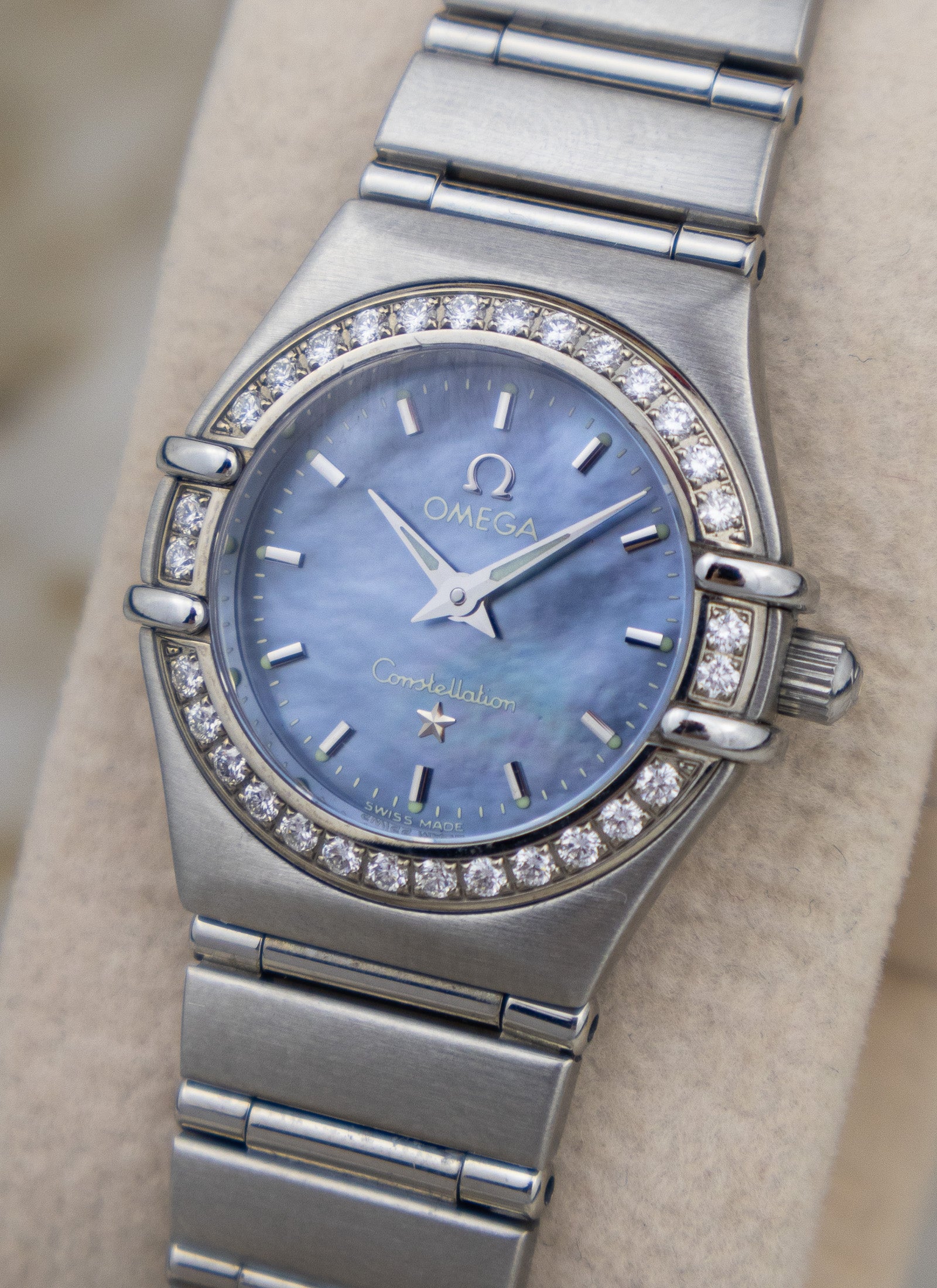 2005 Ladies Omega Constellation Manhattan Blue Mother Of Pearl Diamonds 1466.81 Full Set