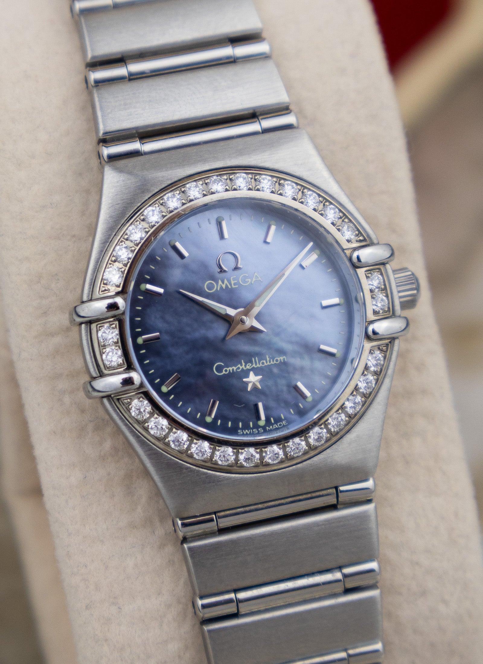 2005 Ladies Omega Constellation Manhattan Blue Mother Of Pearl Diamonds 1466.81 Full Set