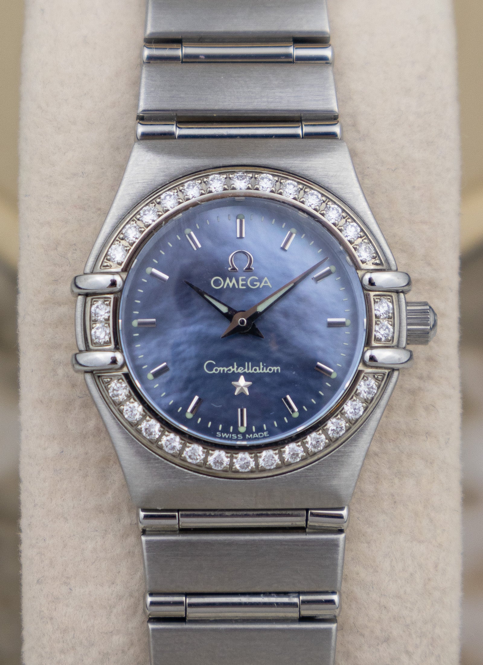 2005 Ladies Omega Constellation Manhattan Blue Mother Of Pearl Diamonds 1466.81 Full Set