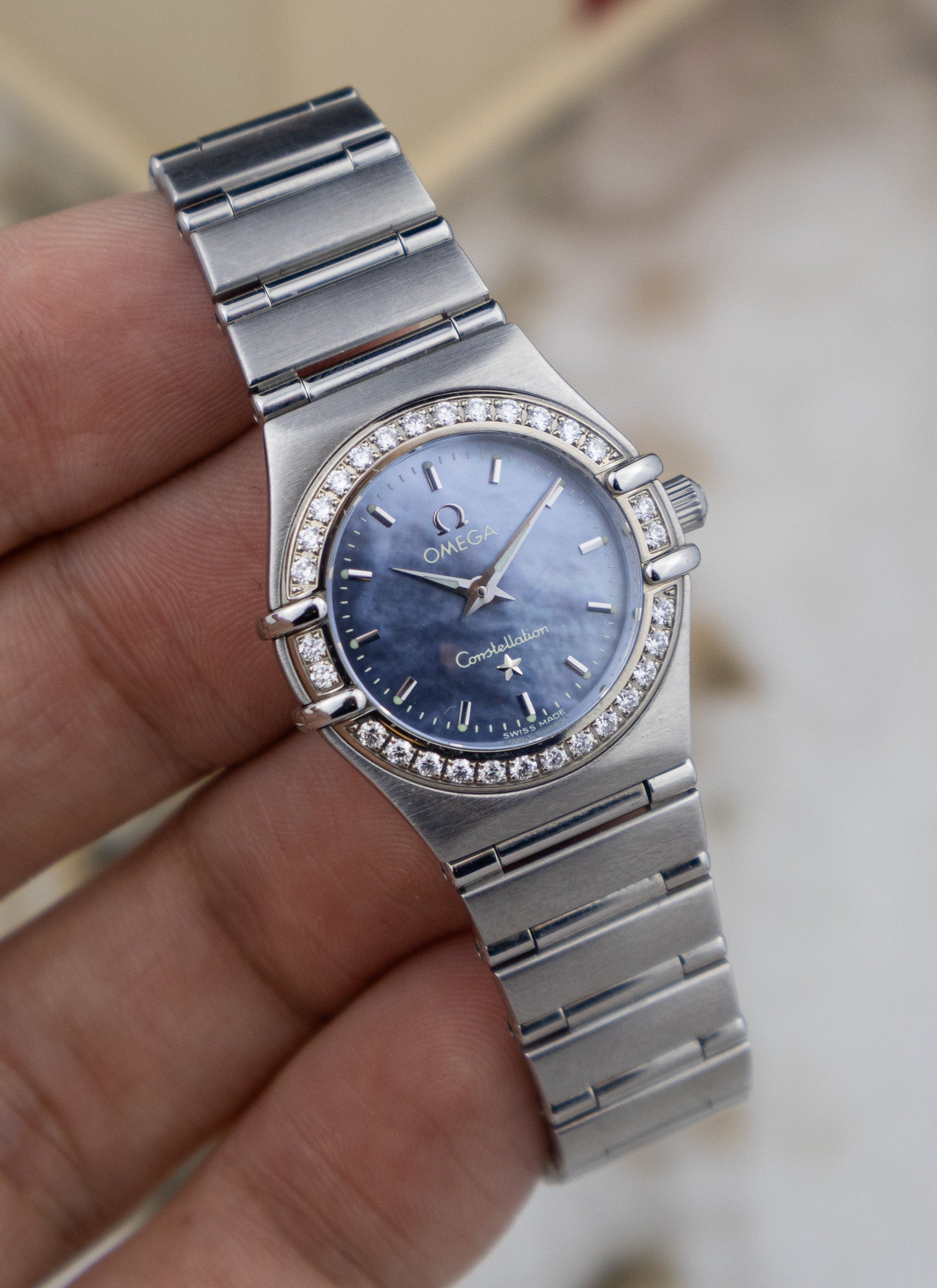 2005 Ladies Omega Constellation Manhattan Blue Mother Of Pearl Diamonds 1466.81 Full Set