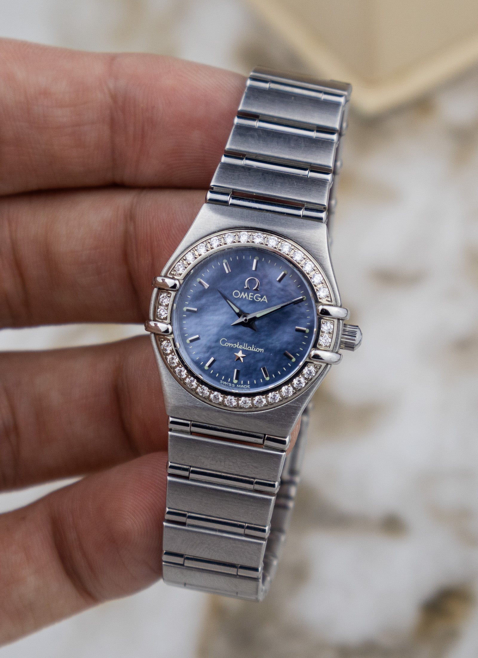 2005 Ladies Omega Constellation Manhattan Blue Mother Of Pearl Diamonds 1466.81 Full Set