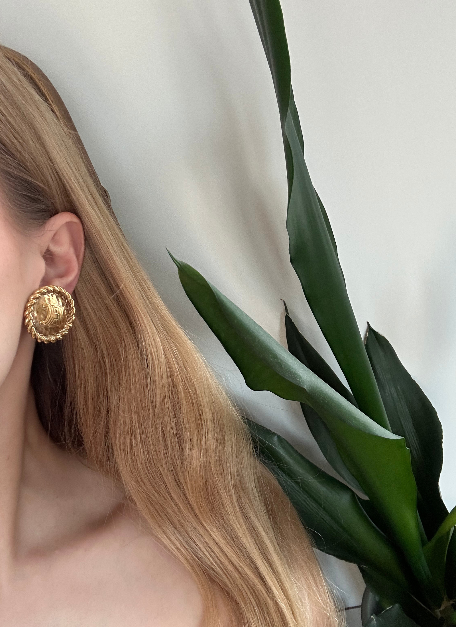 Céline - pozłacane klipsy z monogramem Triomphe