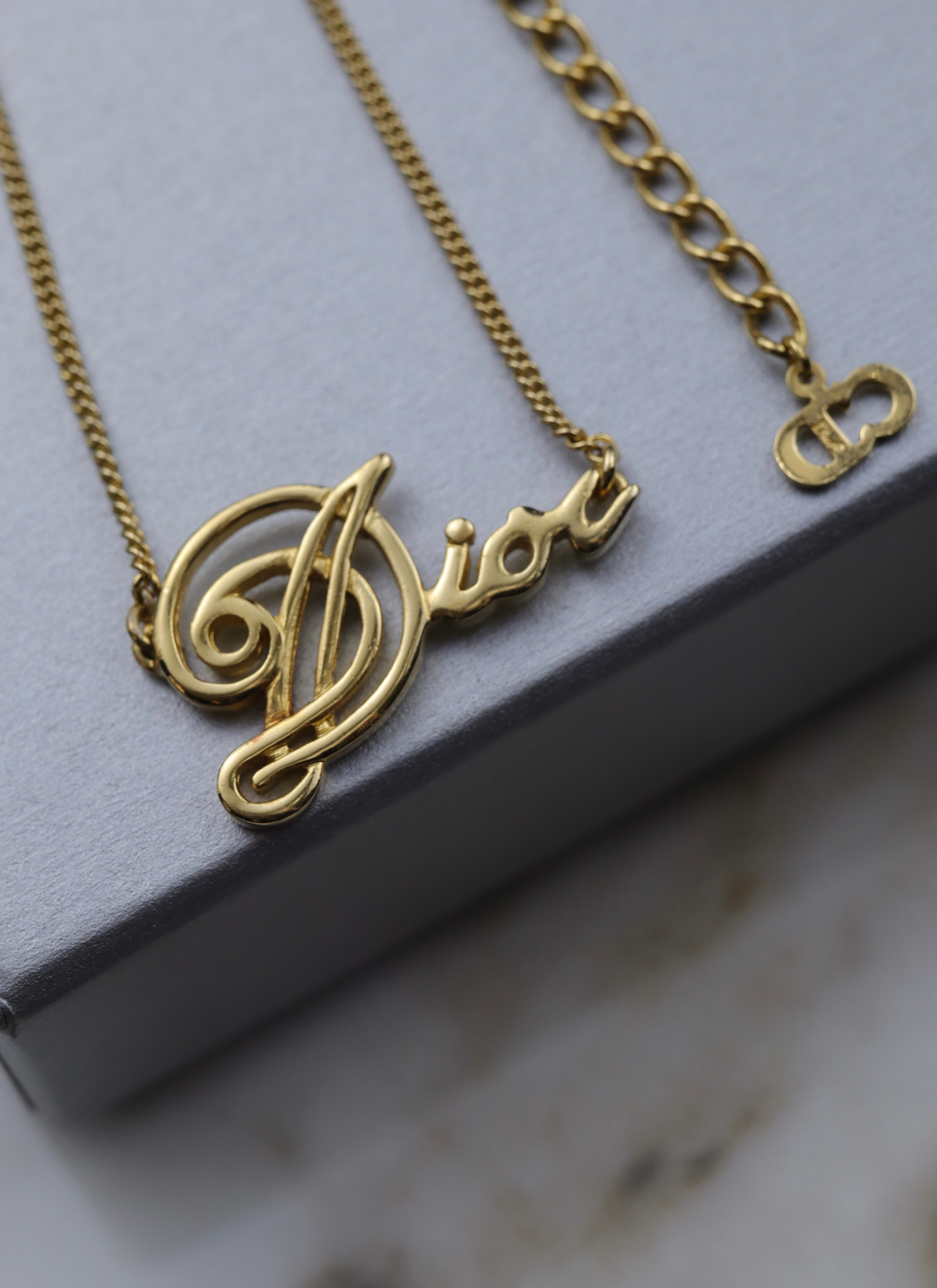 Christian Dior - pozłacany naszyjnik Spell Out