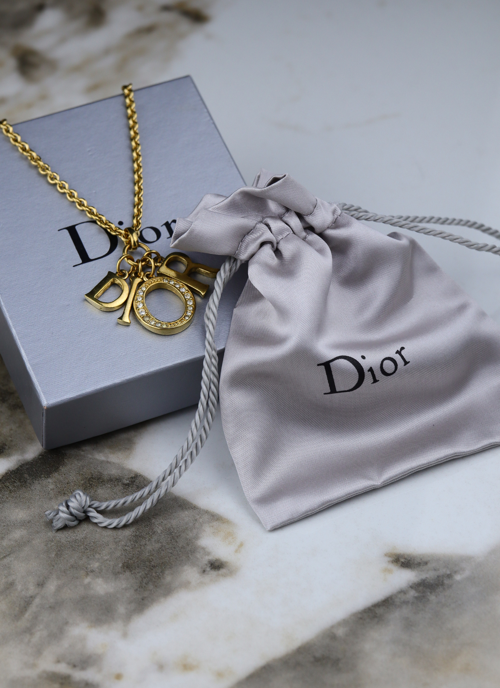 Christian Dior - pozłacany wisior z logo