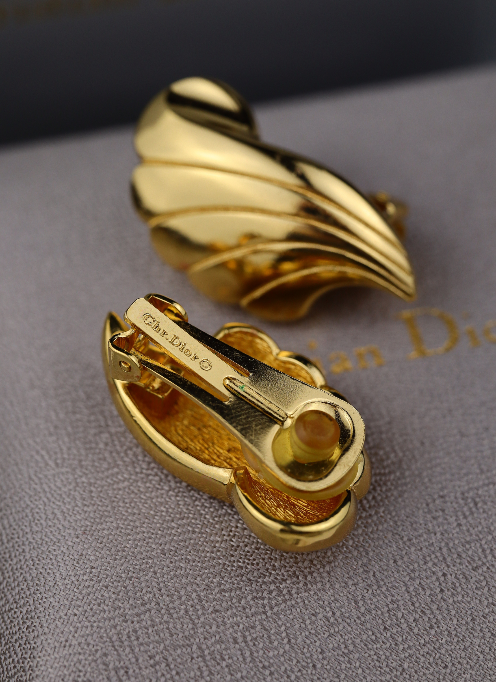 Christian Dior - pozłacane klipsy "skrzydła"