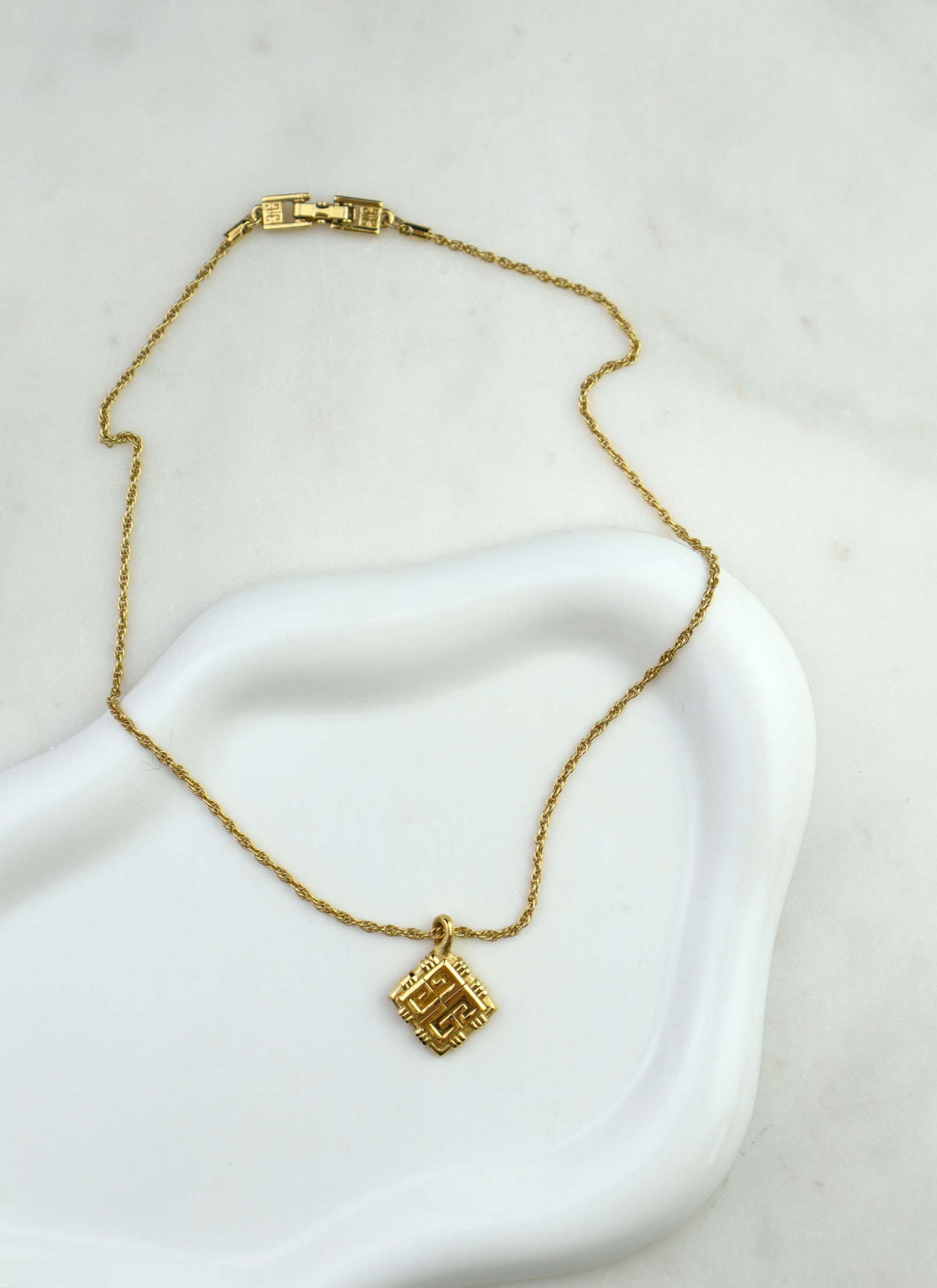 Givenchy - naszyjnik vintage z geometrycznym medalionem