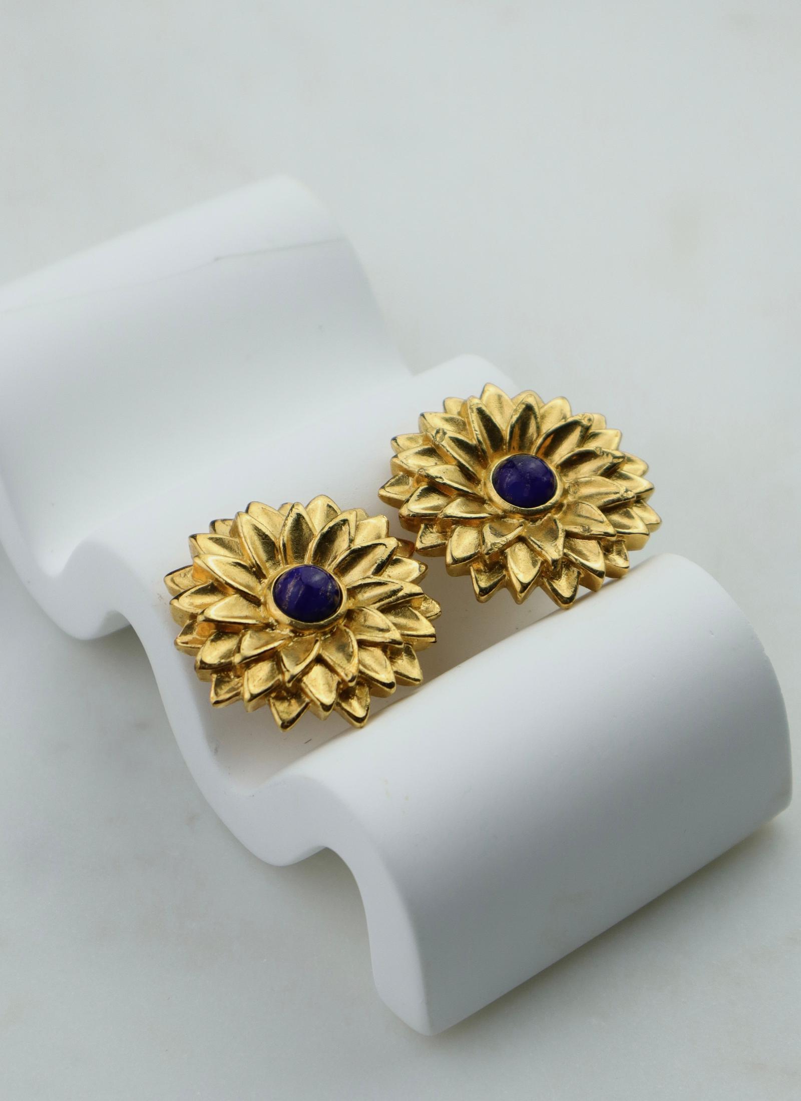 LANVIN – pozłacane klipsy słońca z niebieskim kaboszonem