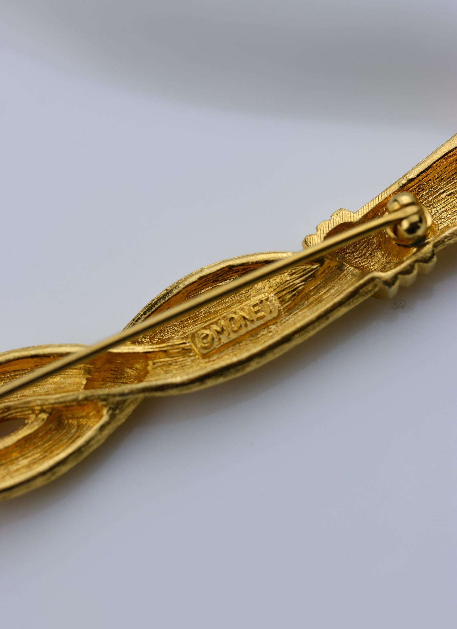 Monet - broszka "golden twist"