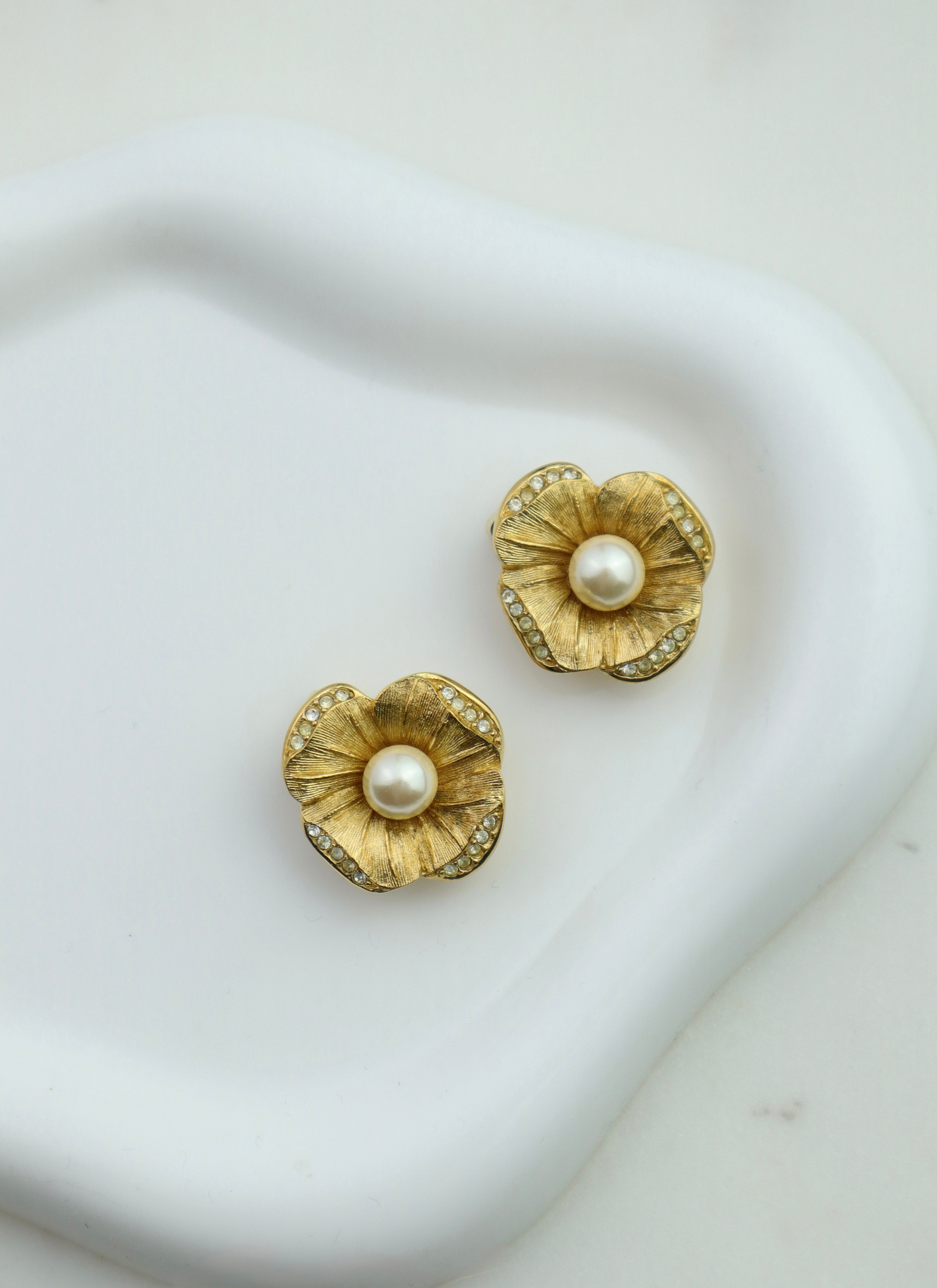 Christian Dior - pozłacane klipsy Camelia