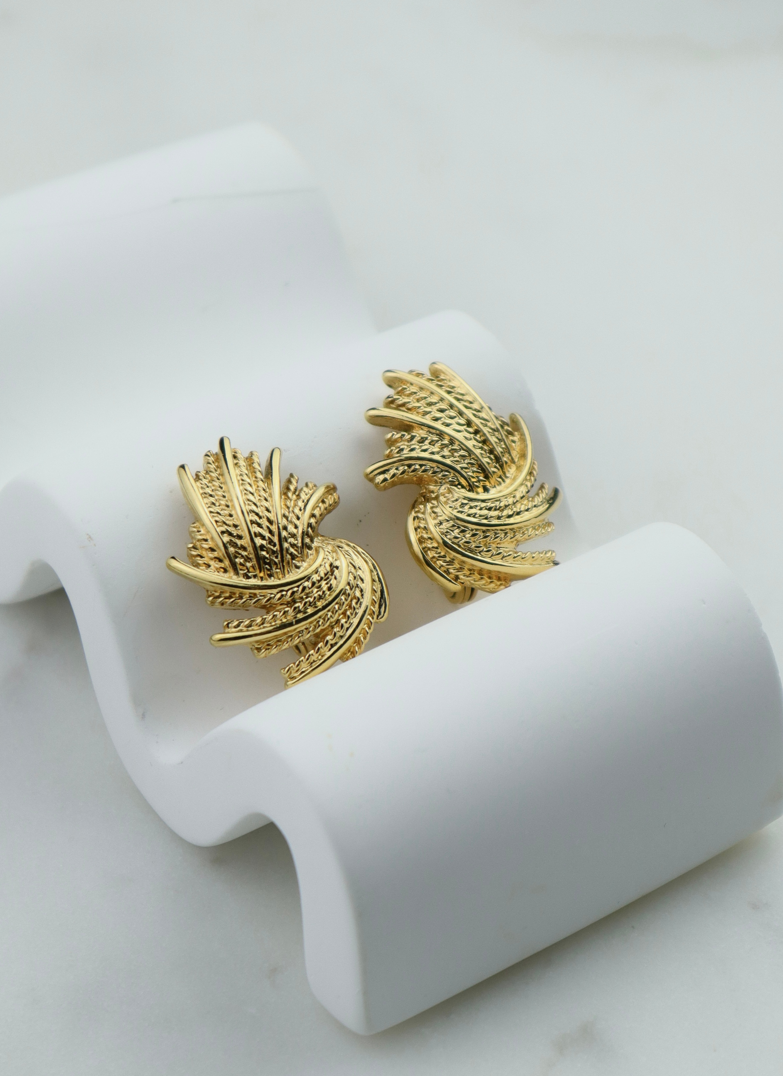 Monet - pozłacane klipsy "golden fan"