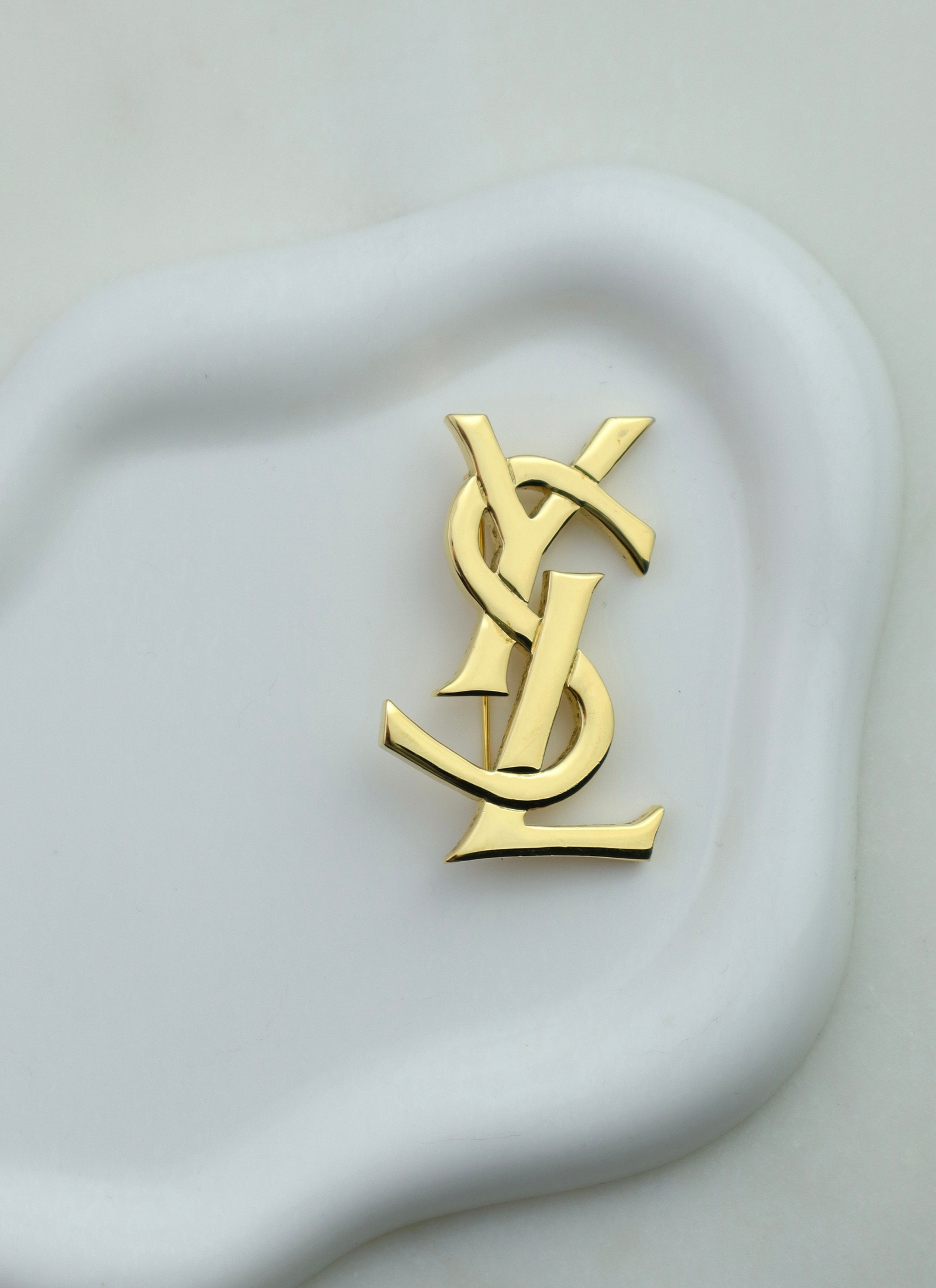 Yves Saint Laurent - pozłacana broszka monogram ysl
