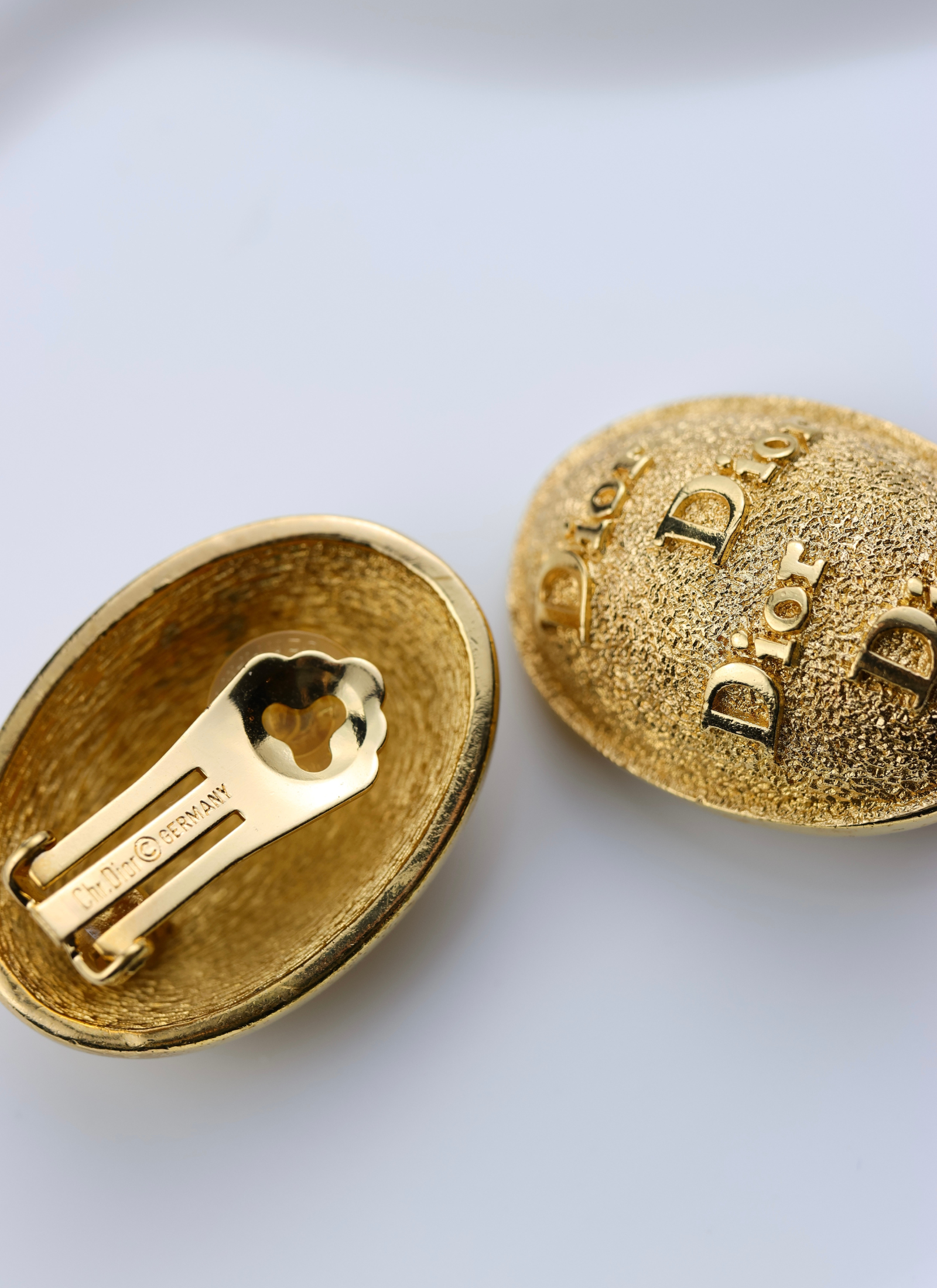 Christian Dior - klipsy z reliefowym logo