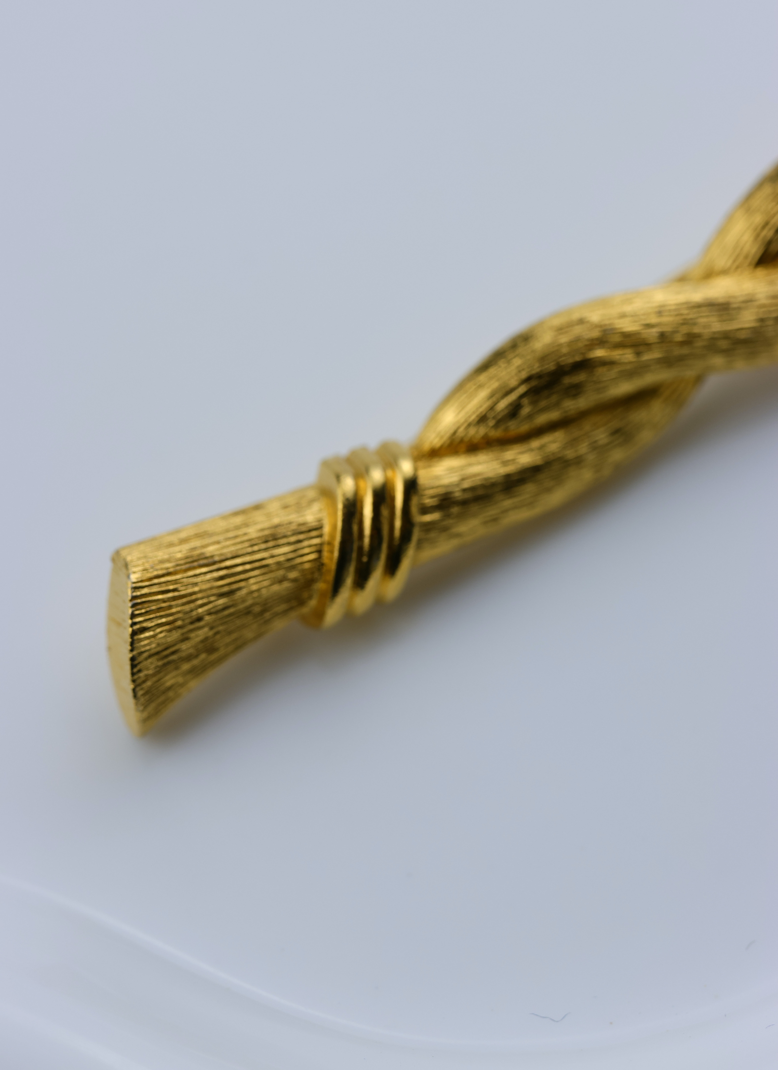 Monet - broszka "golden twist"