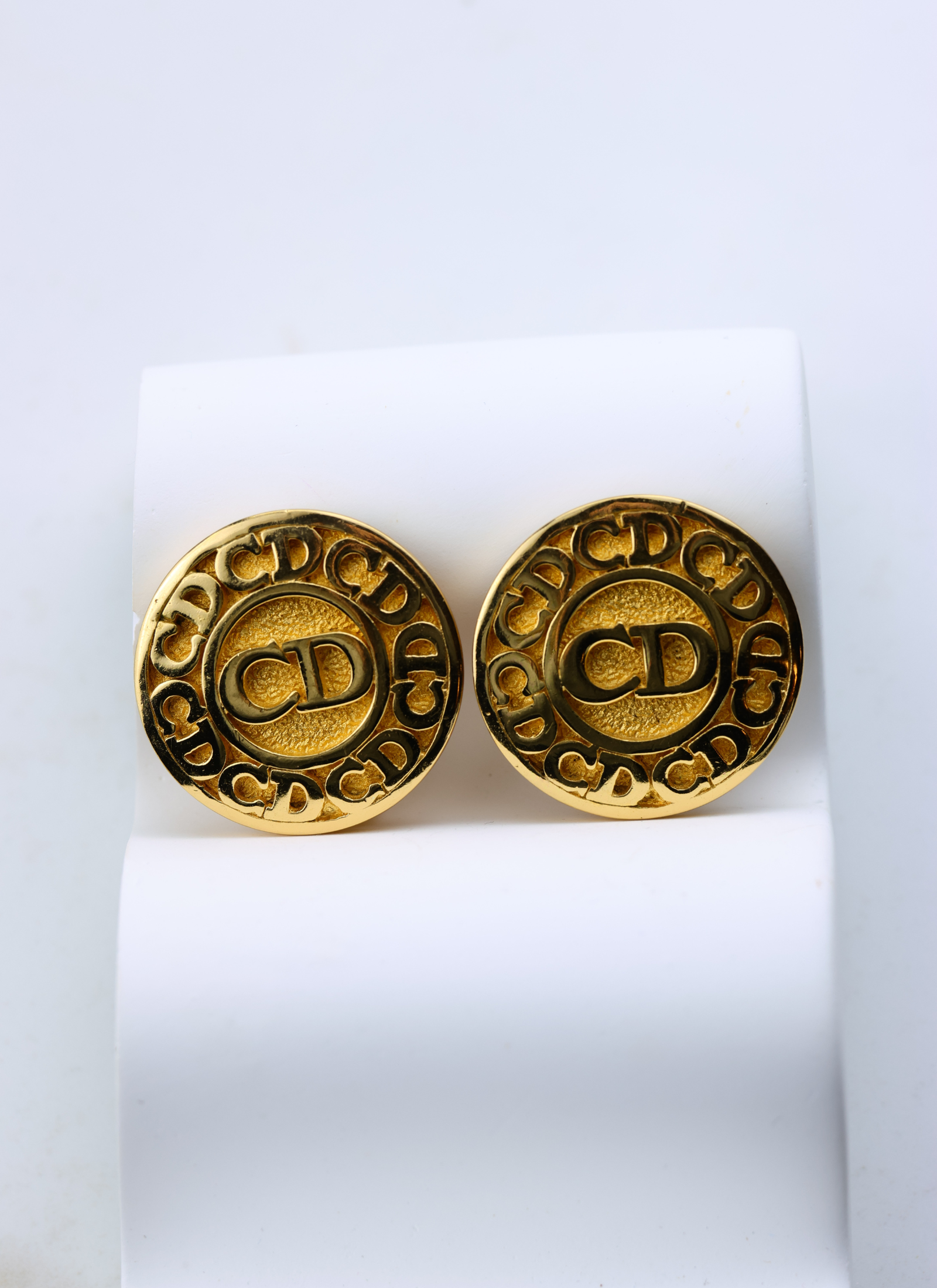 Christian Dior - okrągłe klipsy z monogramem