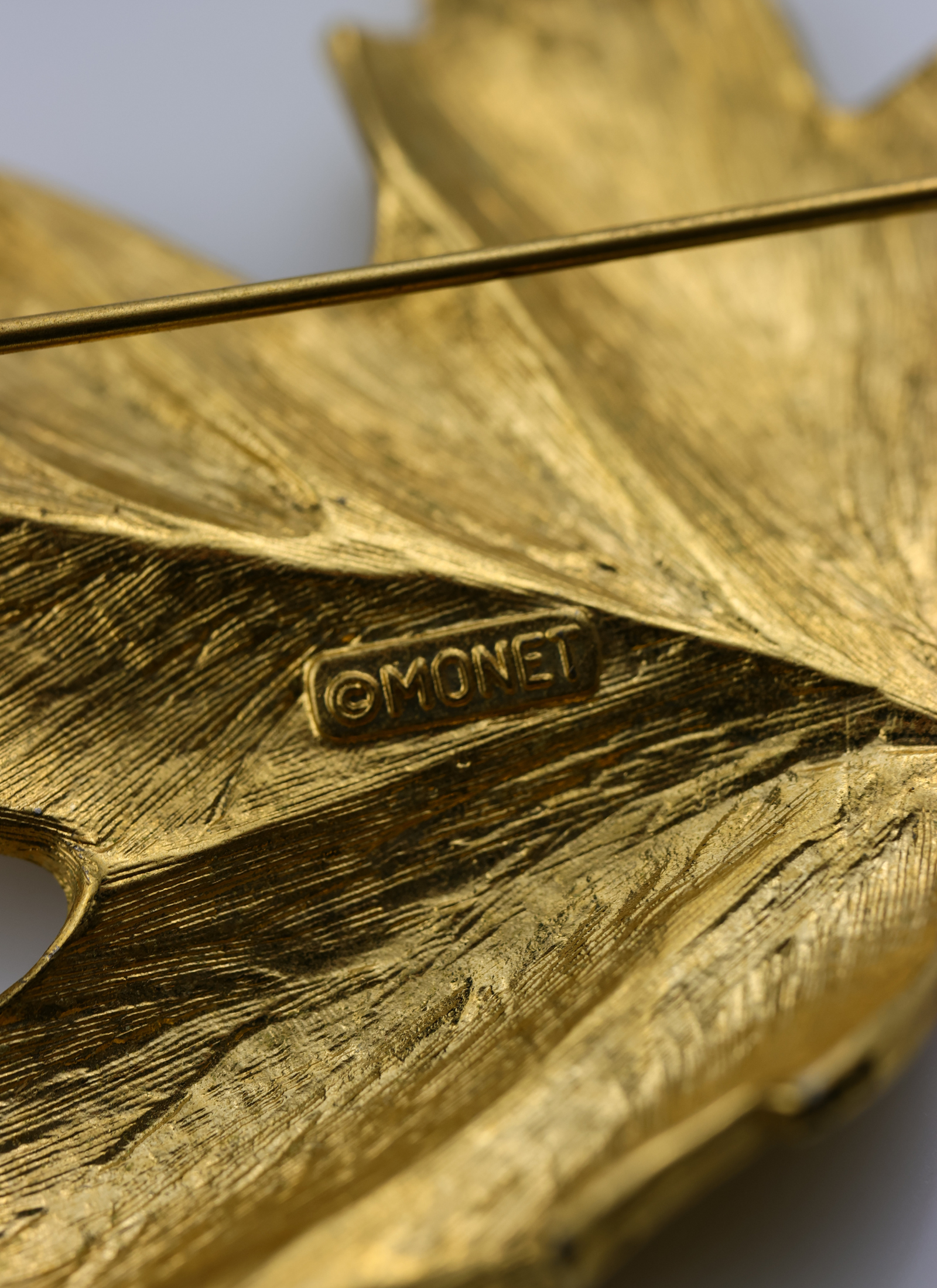 Monet - broszka "golden leaf"