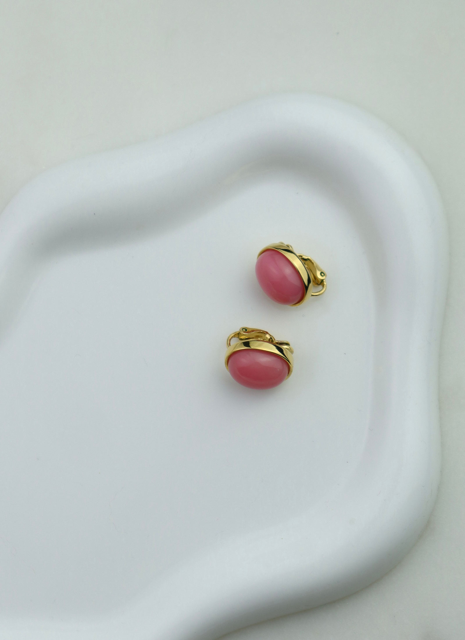 Givenchy - klipsy vintage z różowym kaboszonem