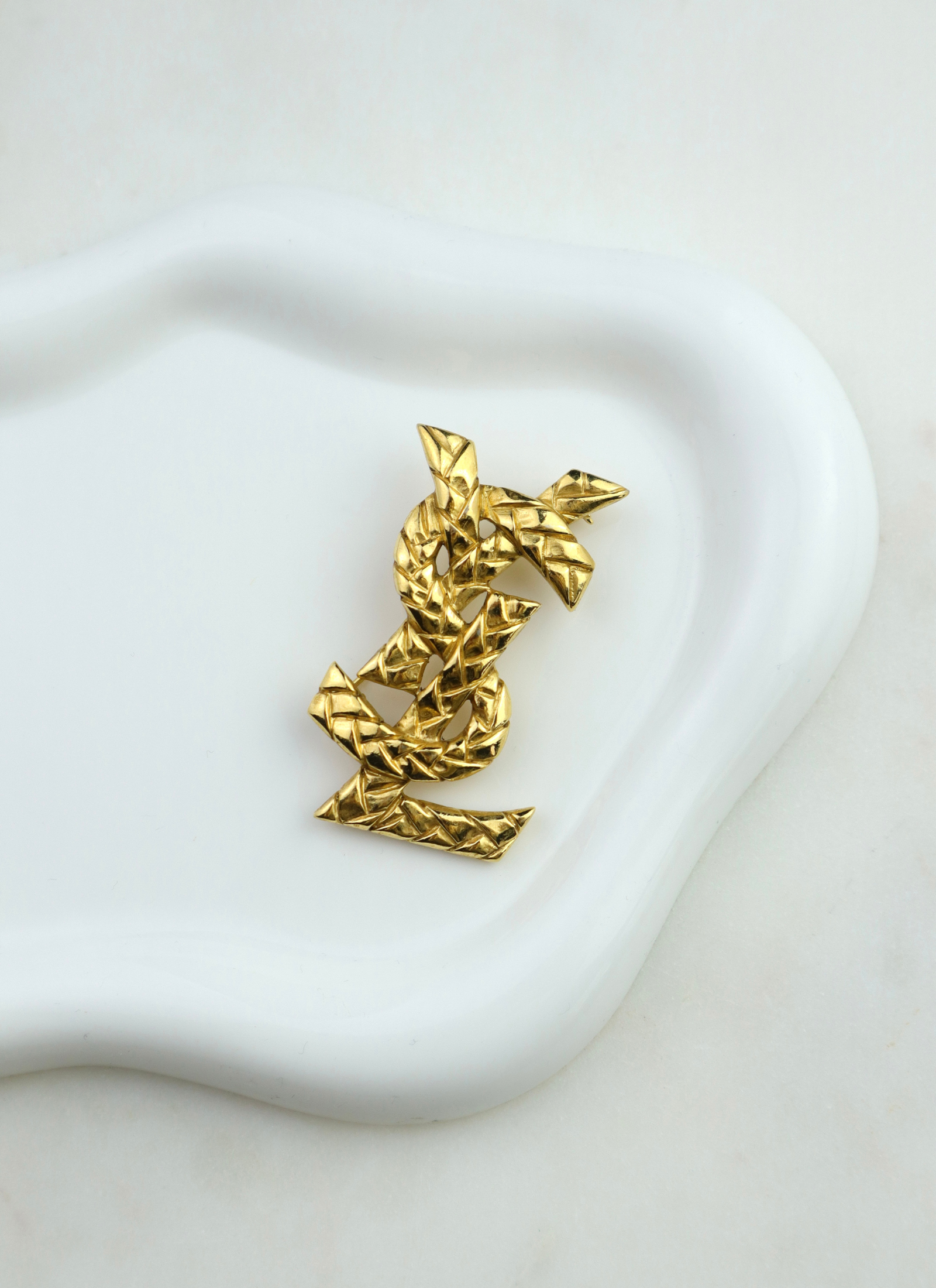 Yves Saint Laurent - broszka o młotkowanej strukturze