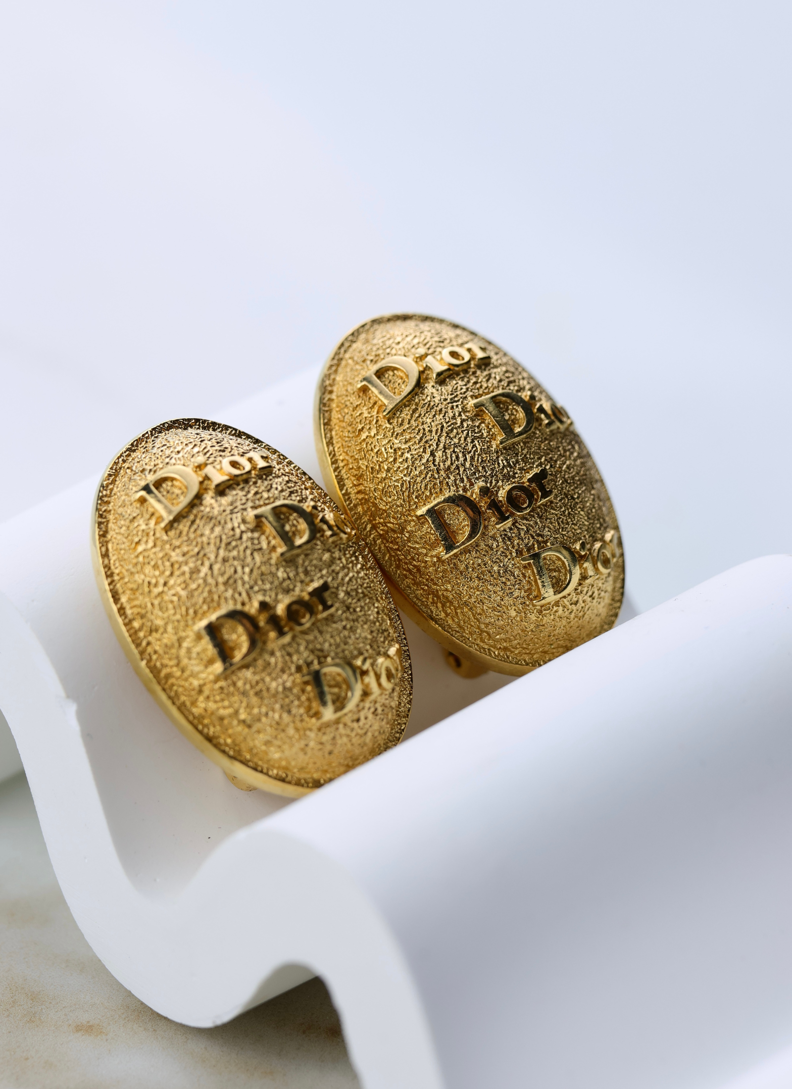 Christian Dior - klipsy z reliefowym logo