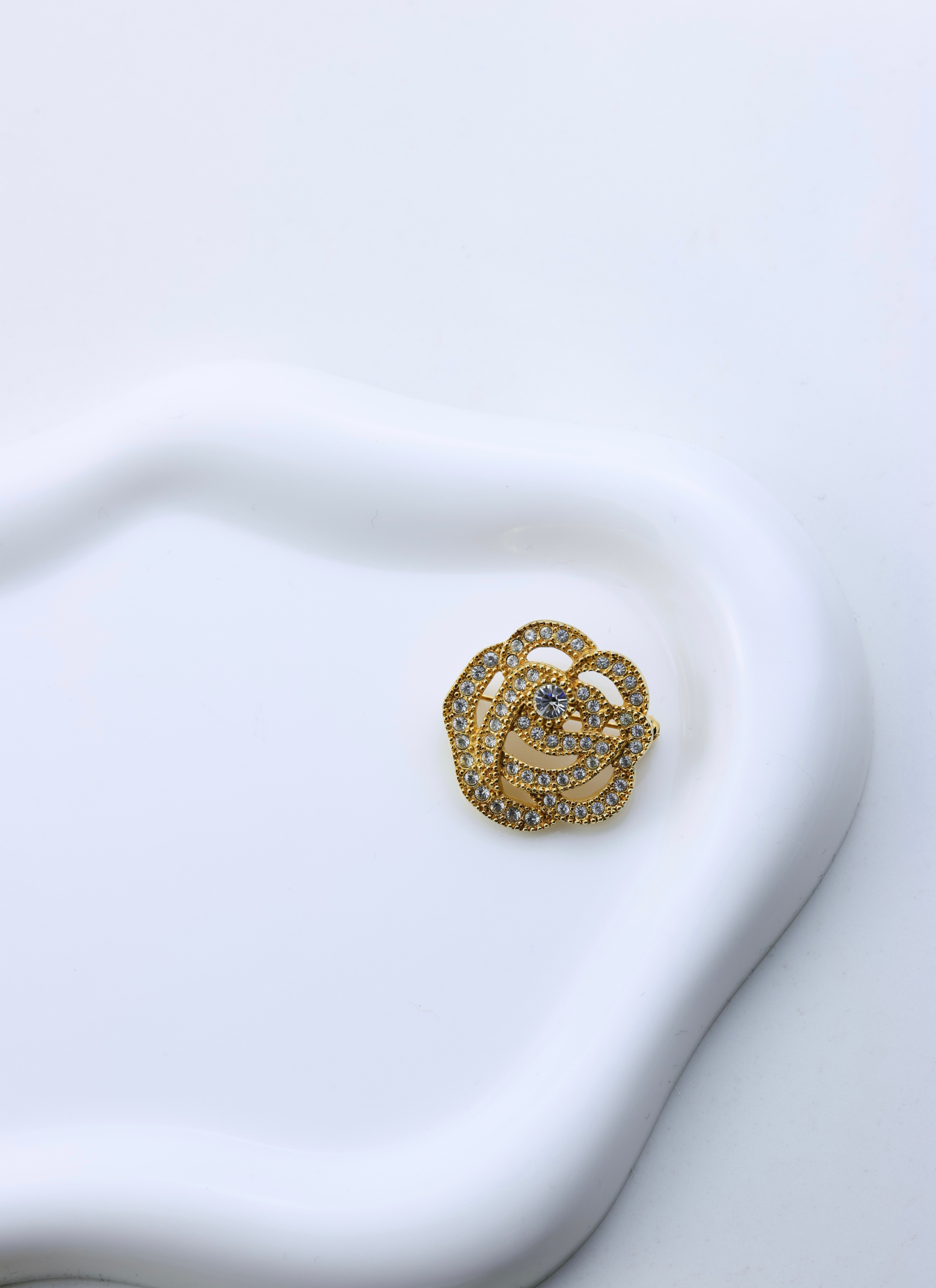 Christian Dior - ażurowa broszka z kryształkami