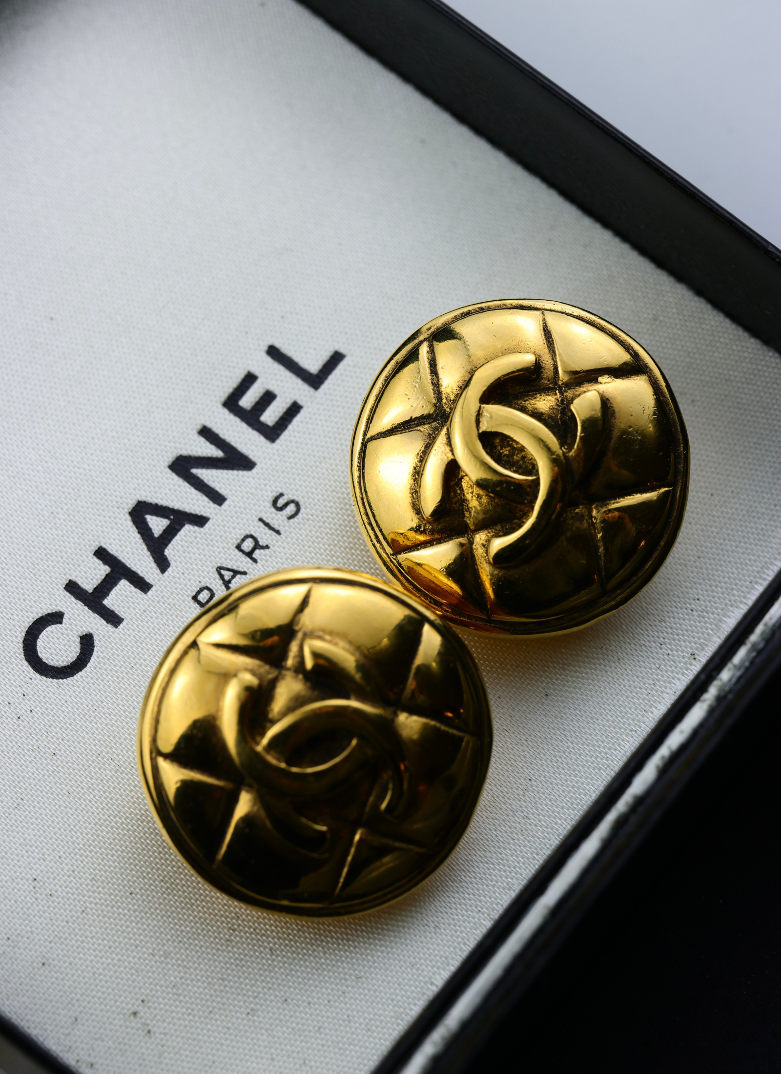 CHANEL - pozłacane pikowane klipsy