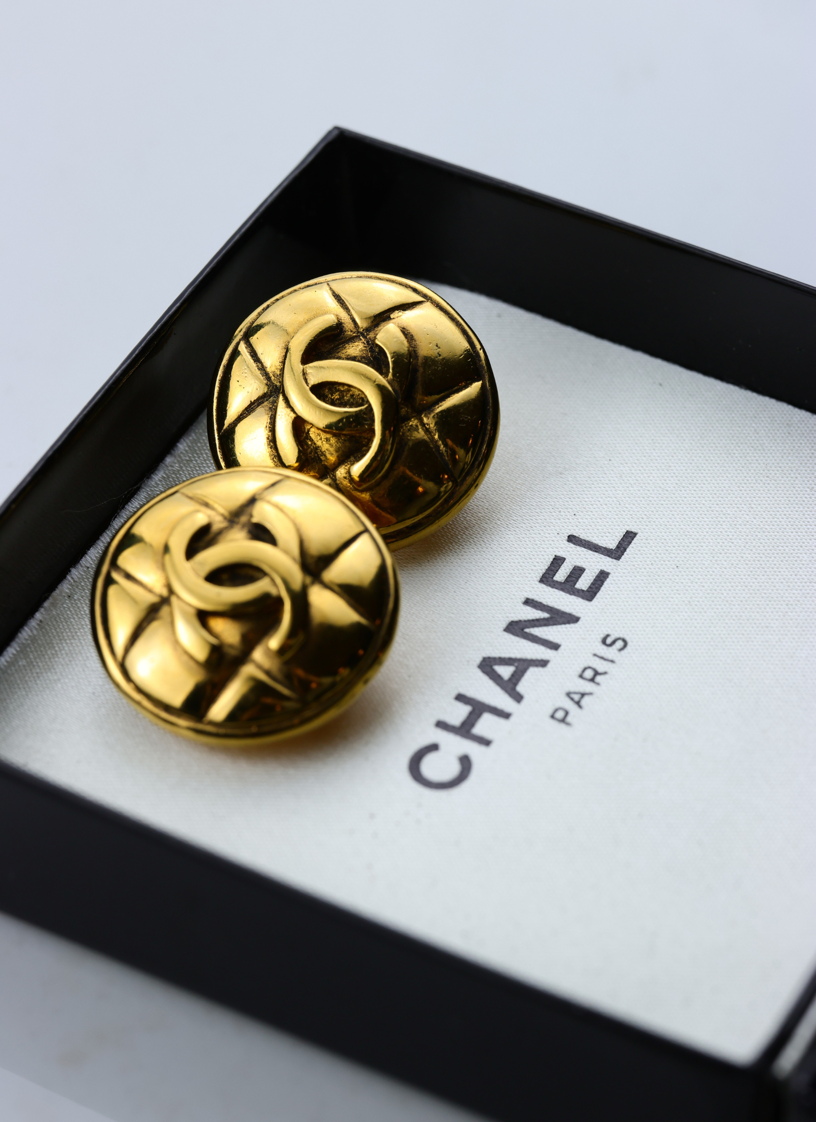 CHANEL - pozłacane pikowane klipsy