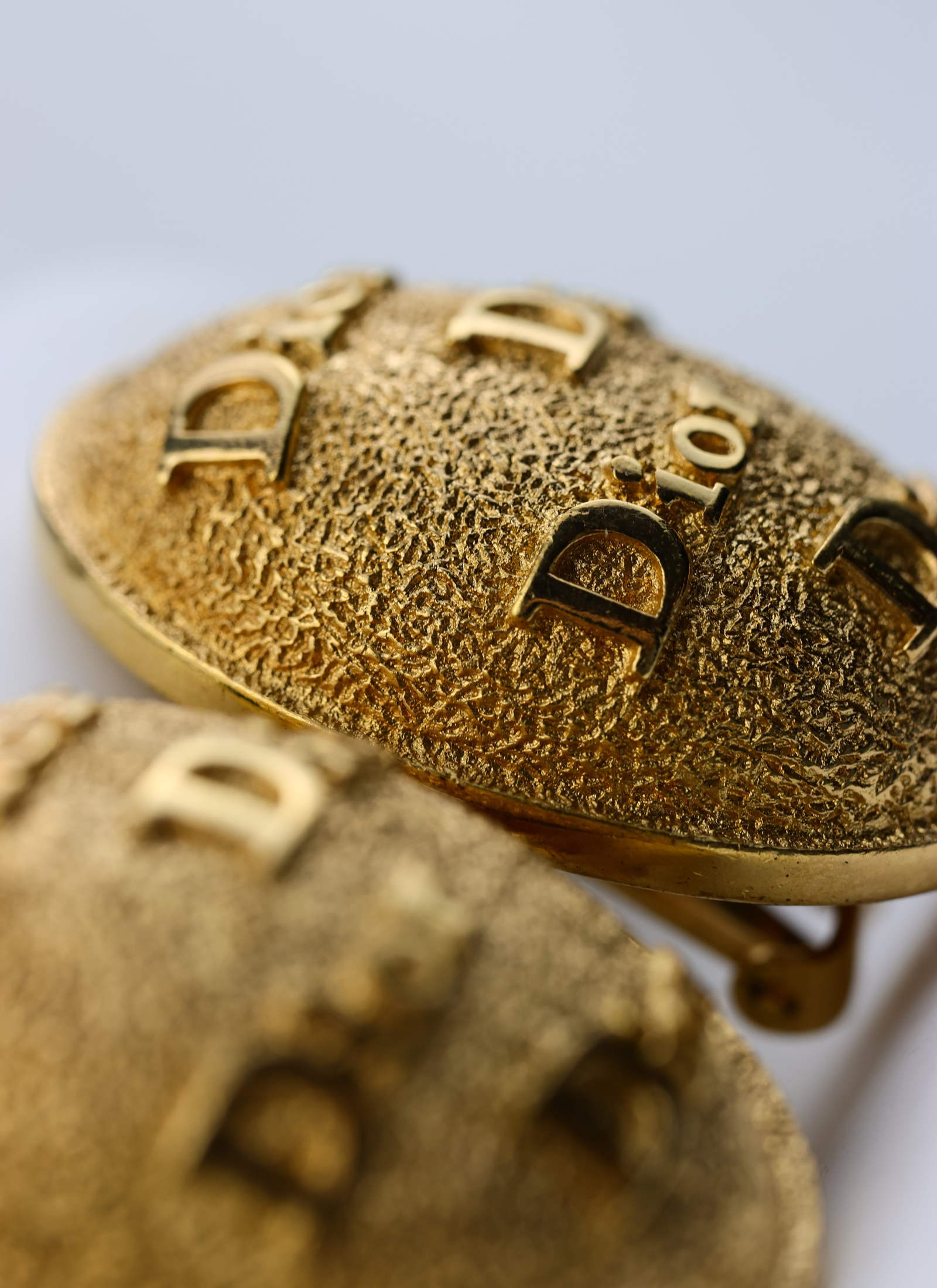 Christian Dior - klipsy z reliefowym logo