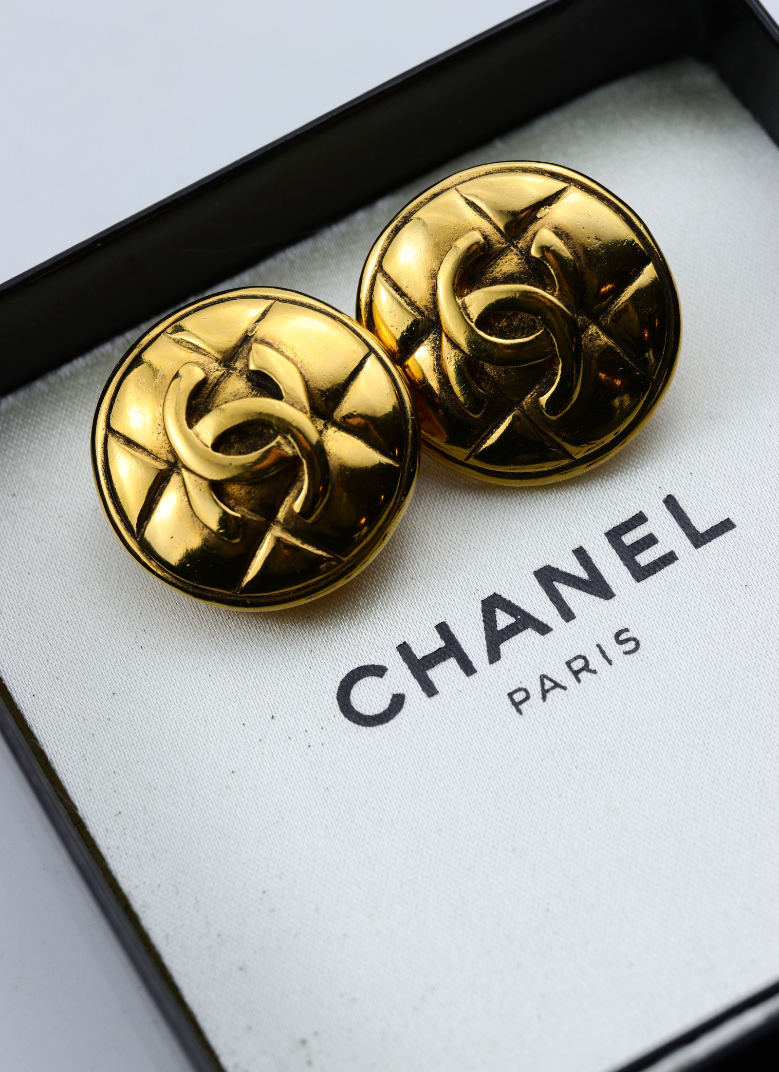 CHANEL - pozłacane pikowane klipsy