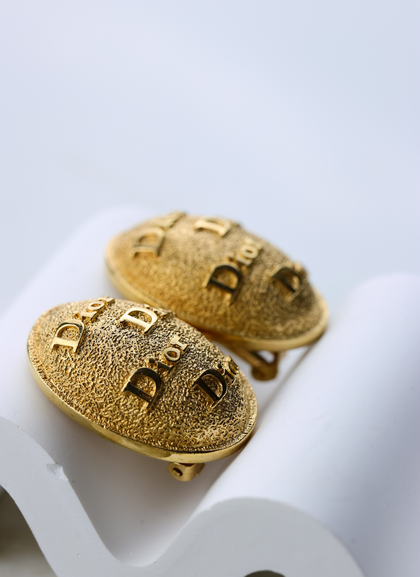 Christian Dior - klipsy z reliefowym logo