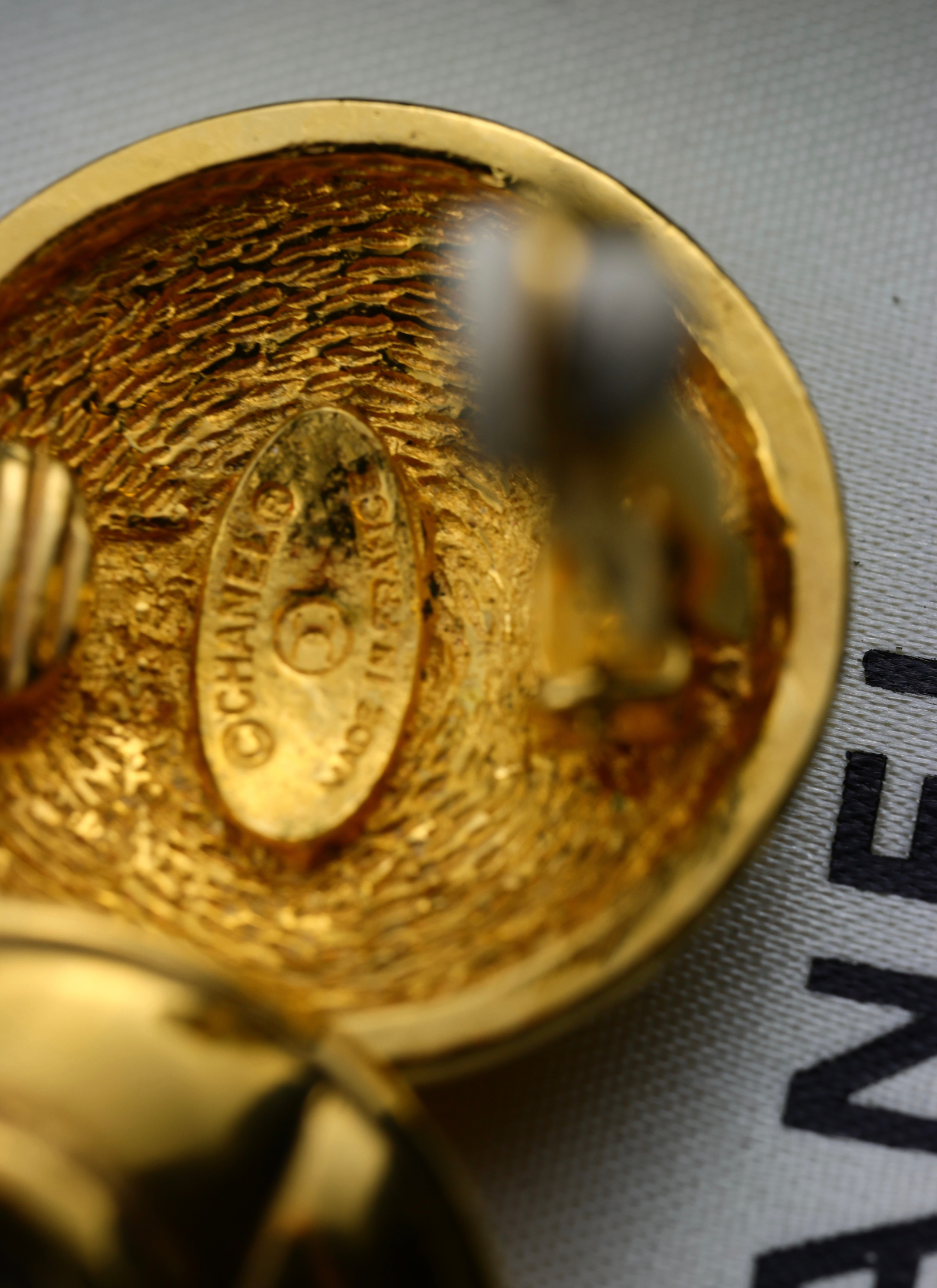 CHANEL - pozłacane pikowane klipsy