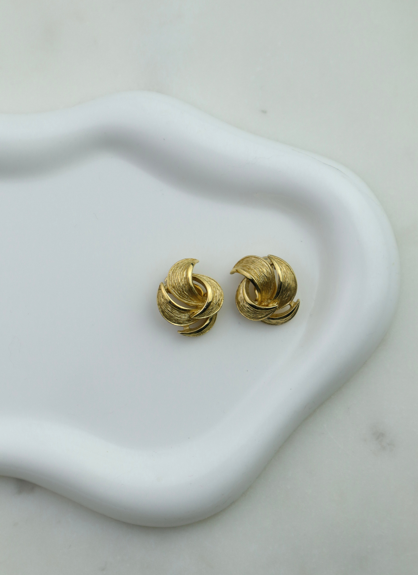 Givenchy – złote klipsy o spiralnej formie