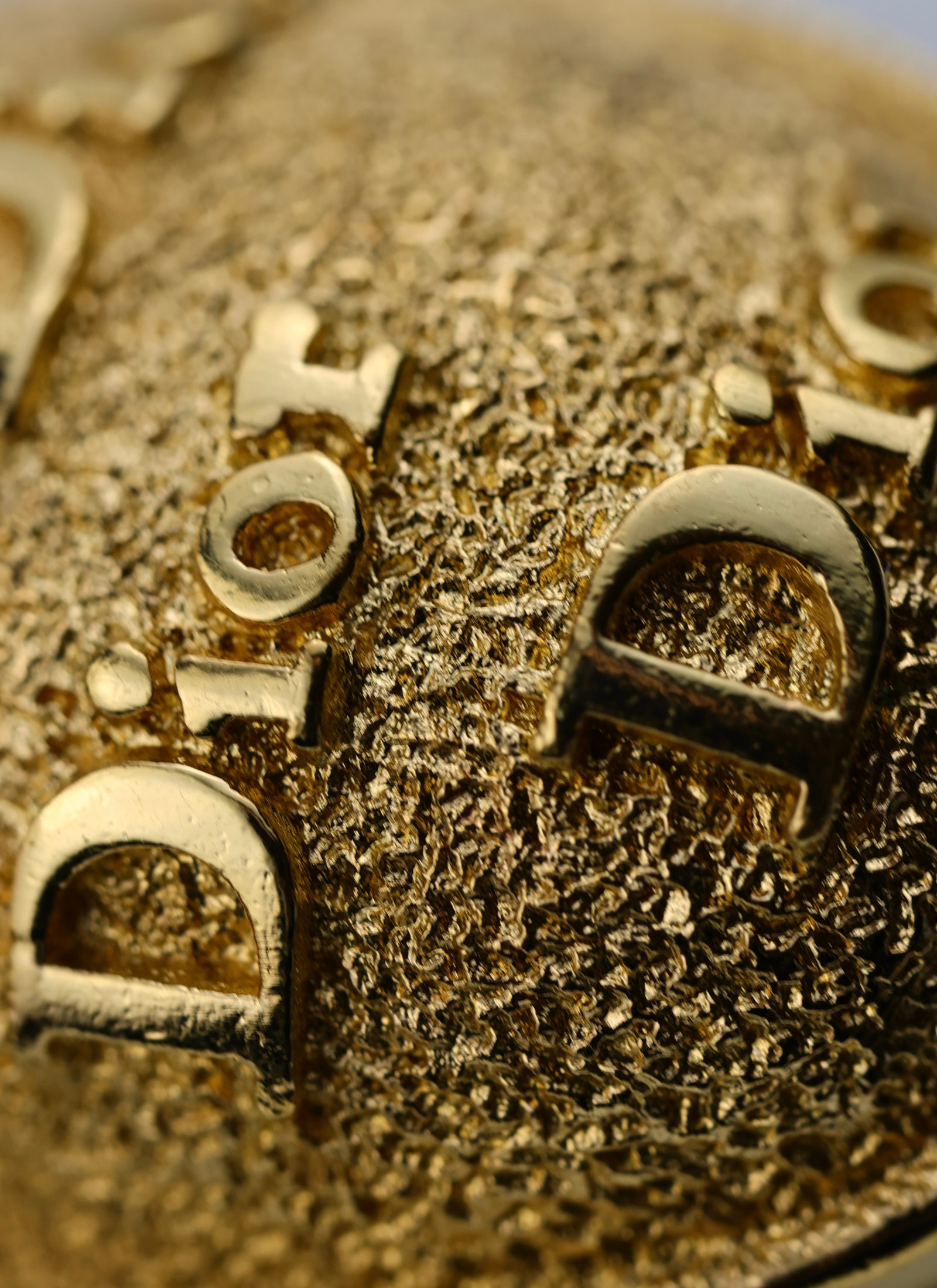 Christian Dior - klipsy z reliefowym logo