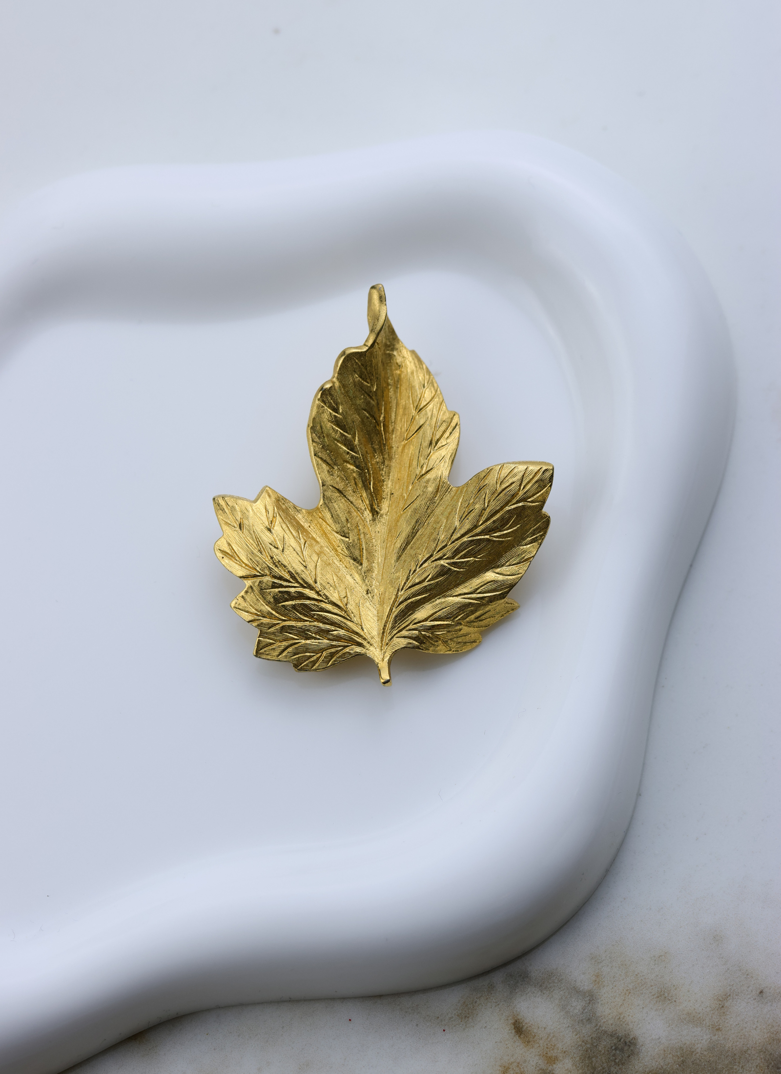 Monet - broszka "golden leaf"