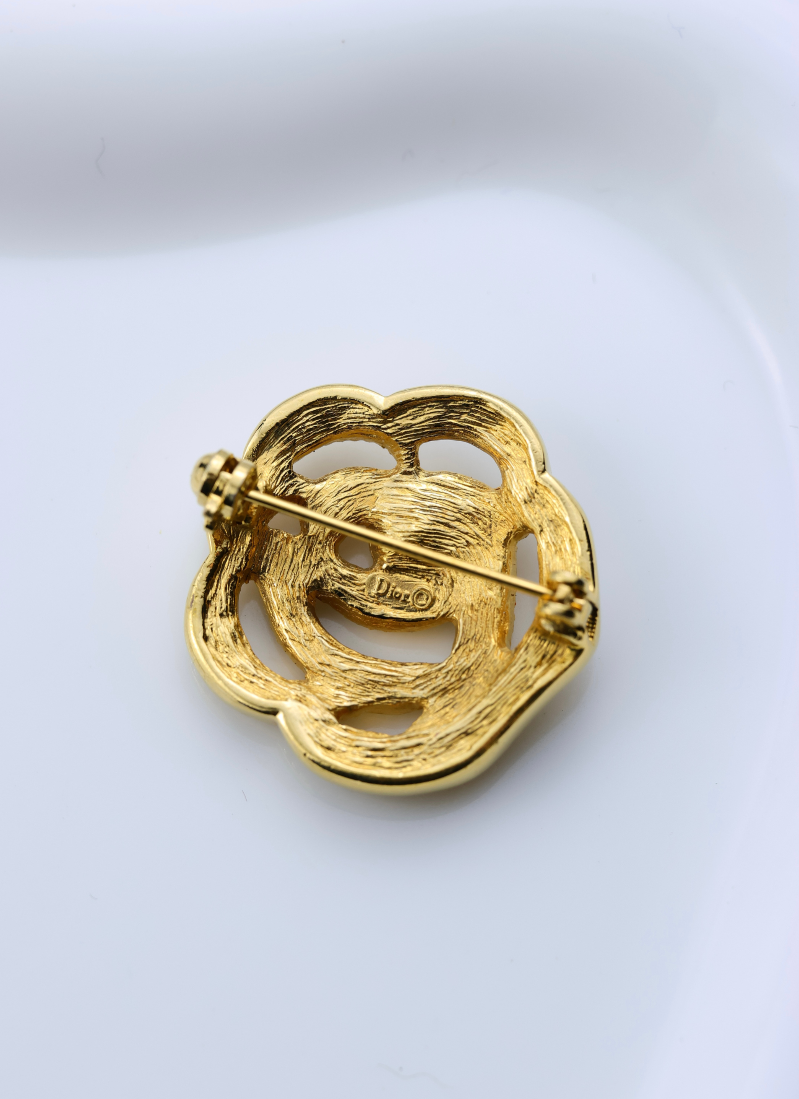 Christian Dior - ażurowa broszka z kryształkami