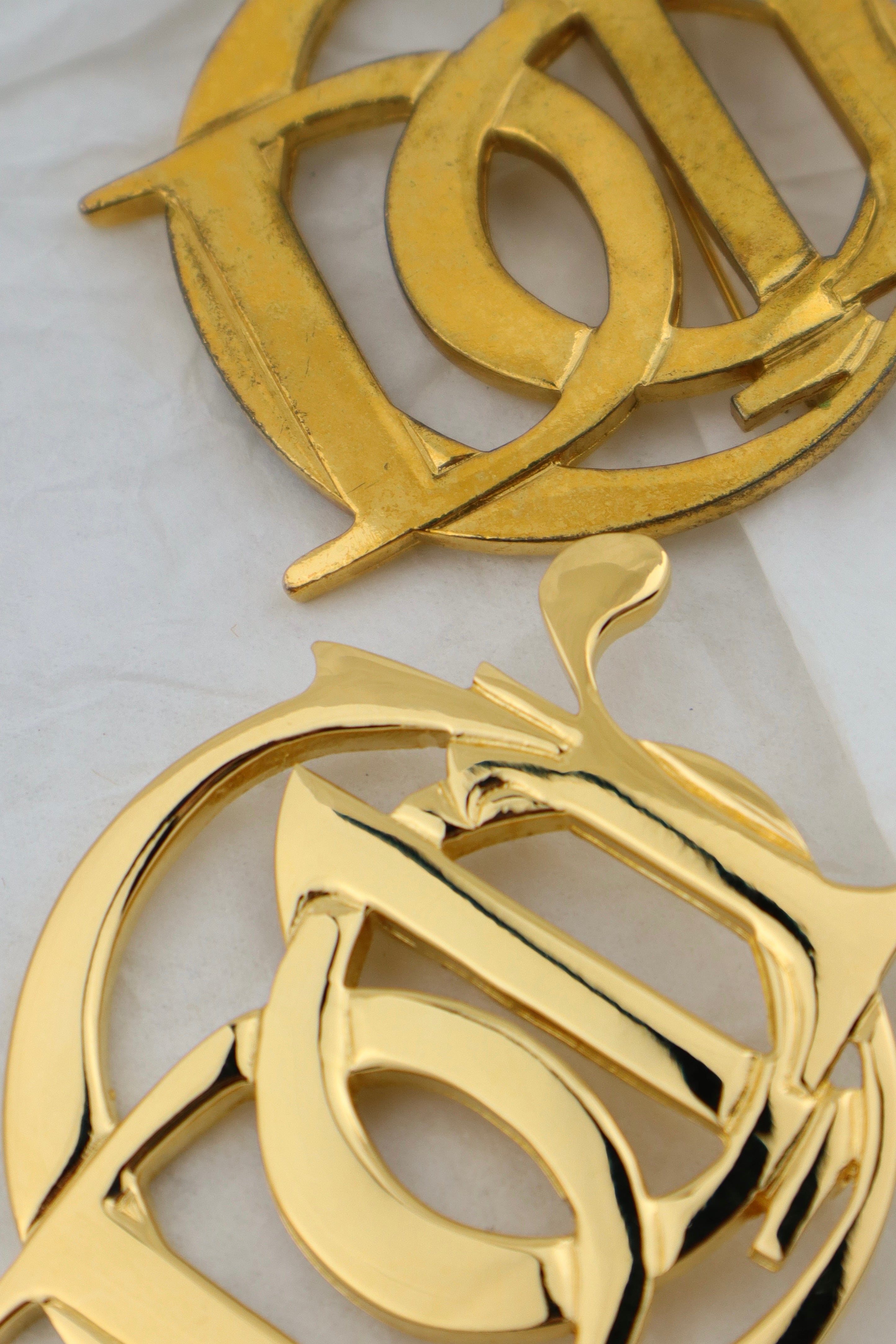 Christian Dior - broszka z monogramem