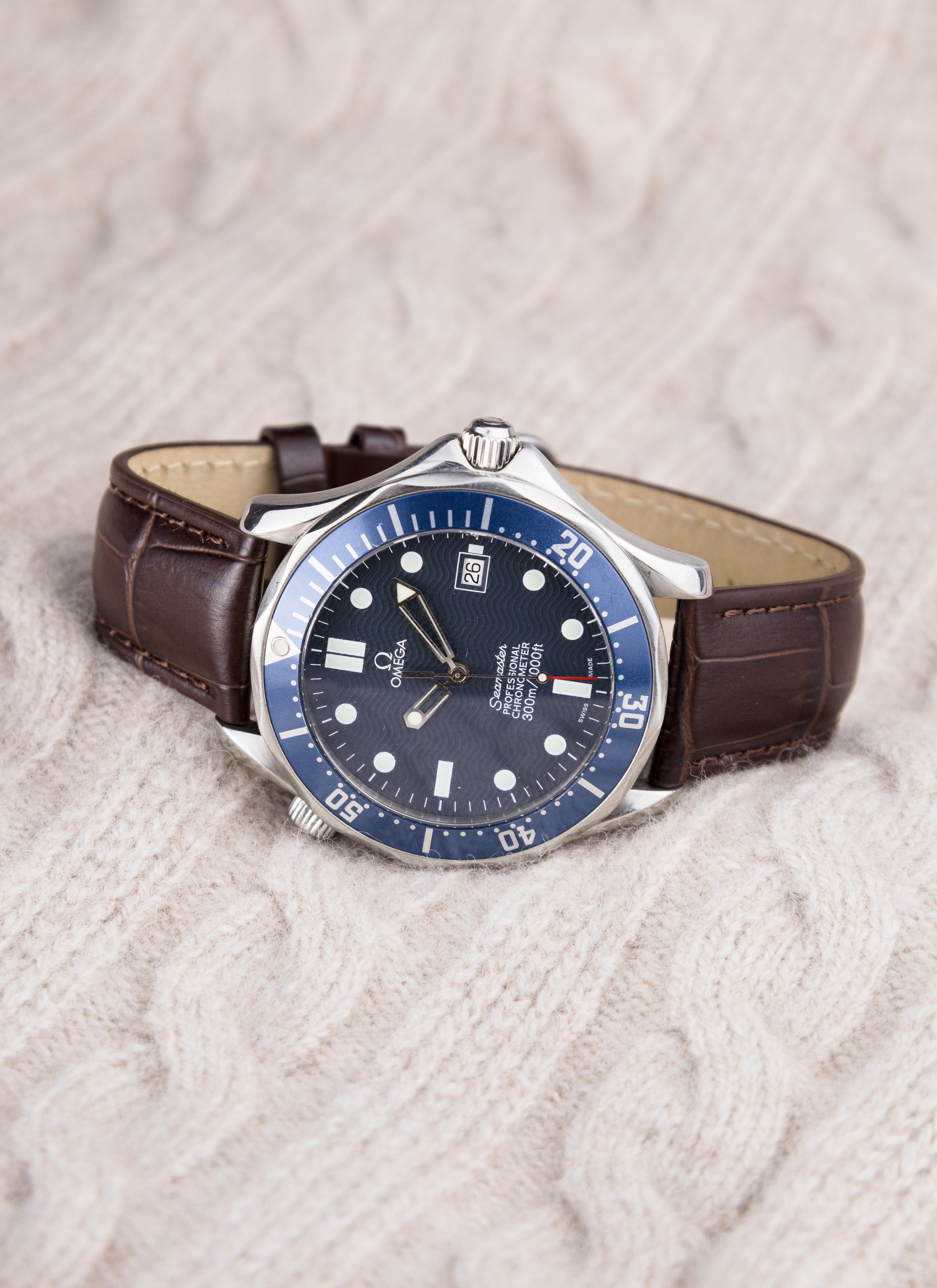 Pasek brązowy wypukły krokodyl połysk (P052)