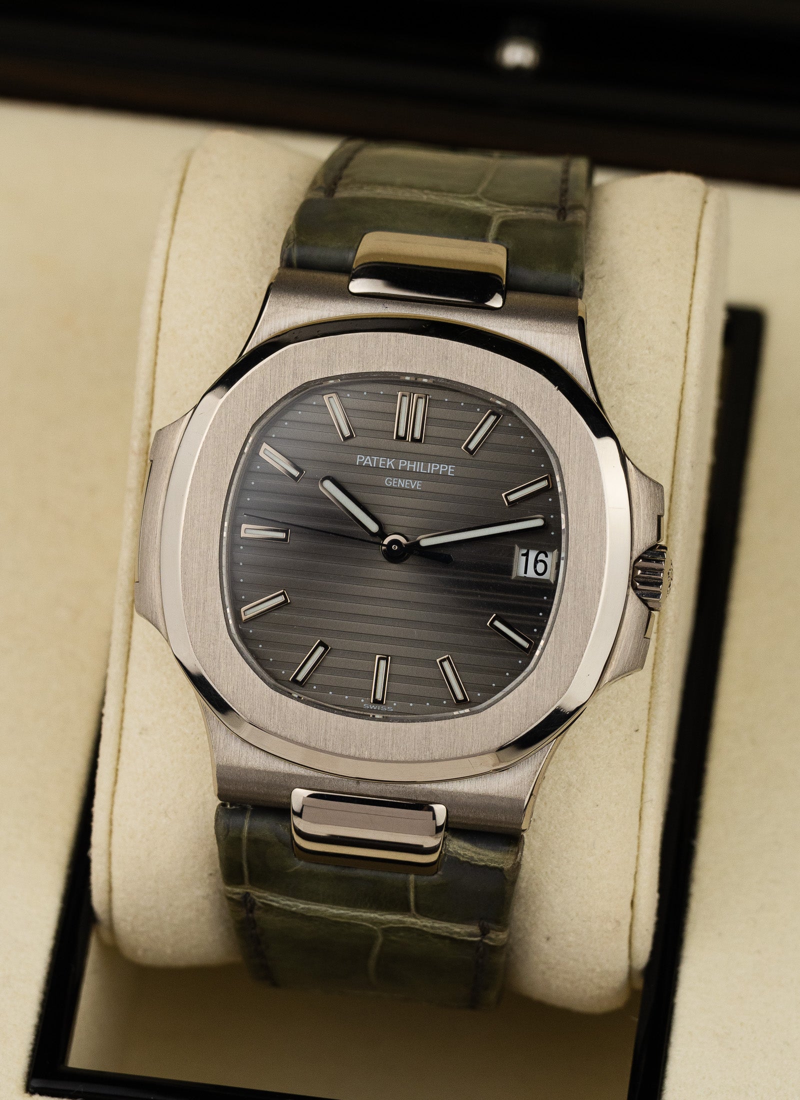 2007 18K Patek Philippe Nautilus 5711G Box & Extract