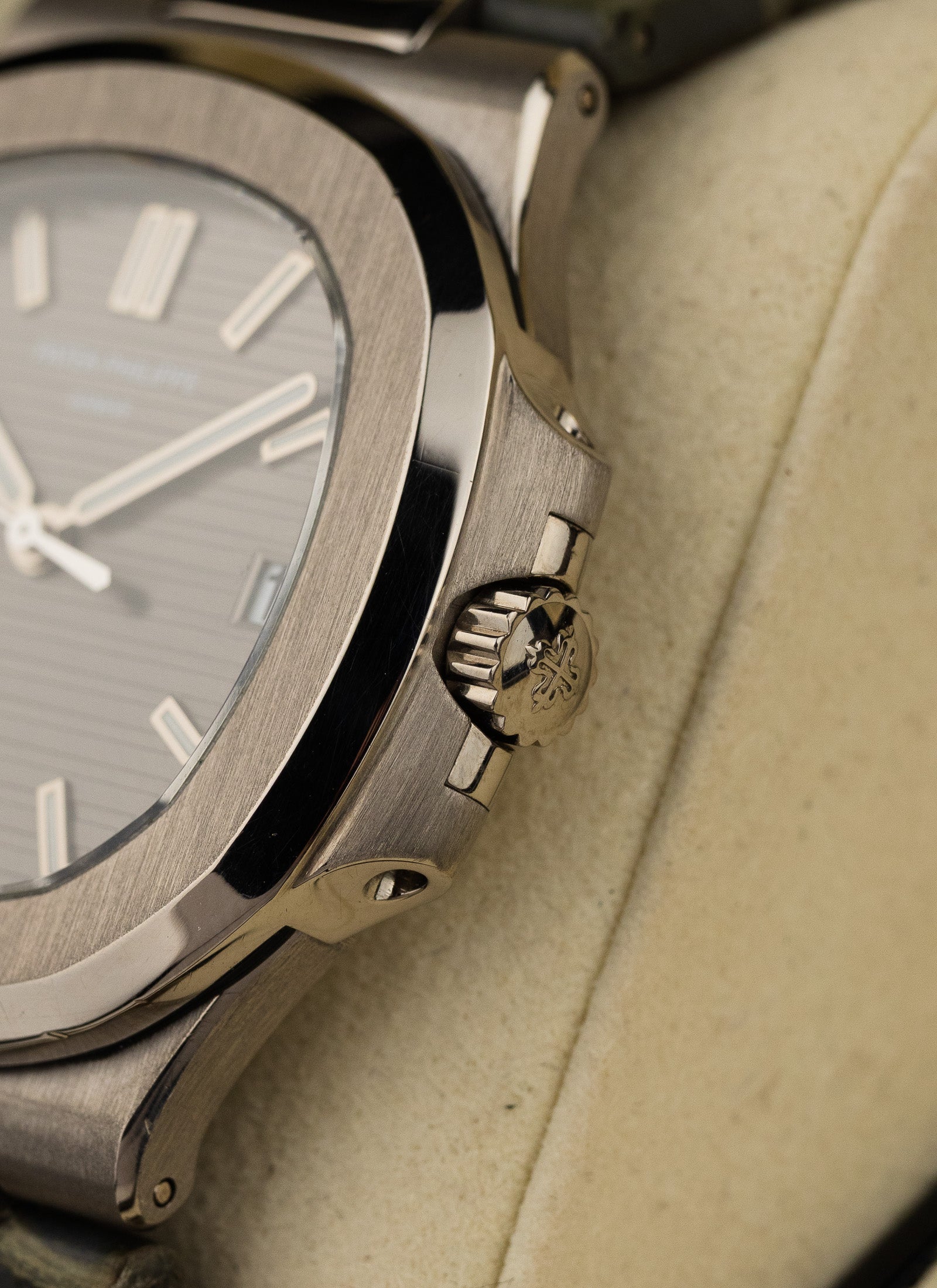 2007 18K Patek Philippe Nautilus 5711G Box & Extract