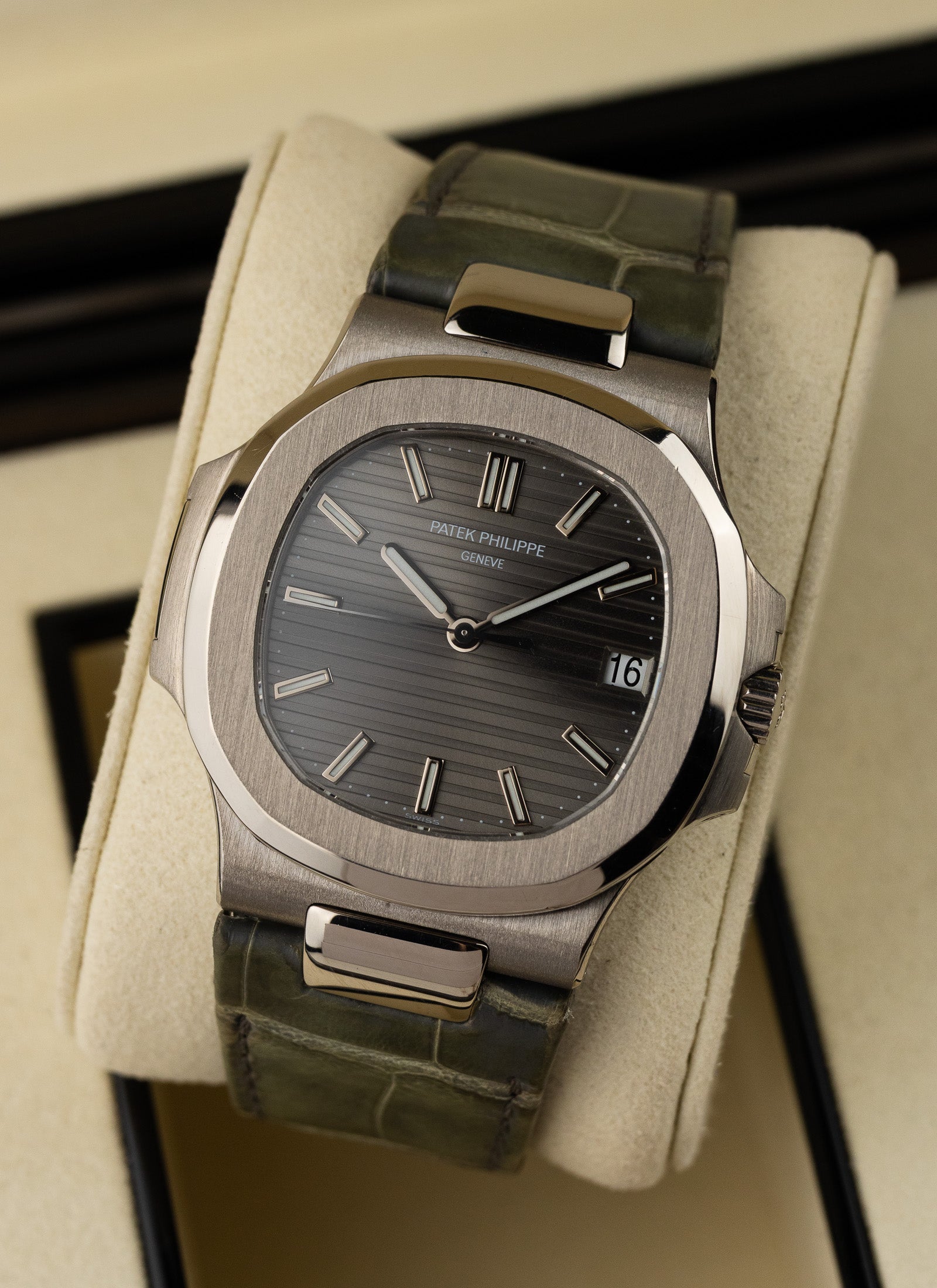 2007 18K Patek Philippe Nautilus 5711G Box & Extract