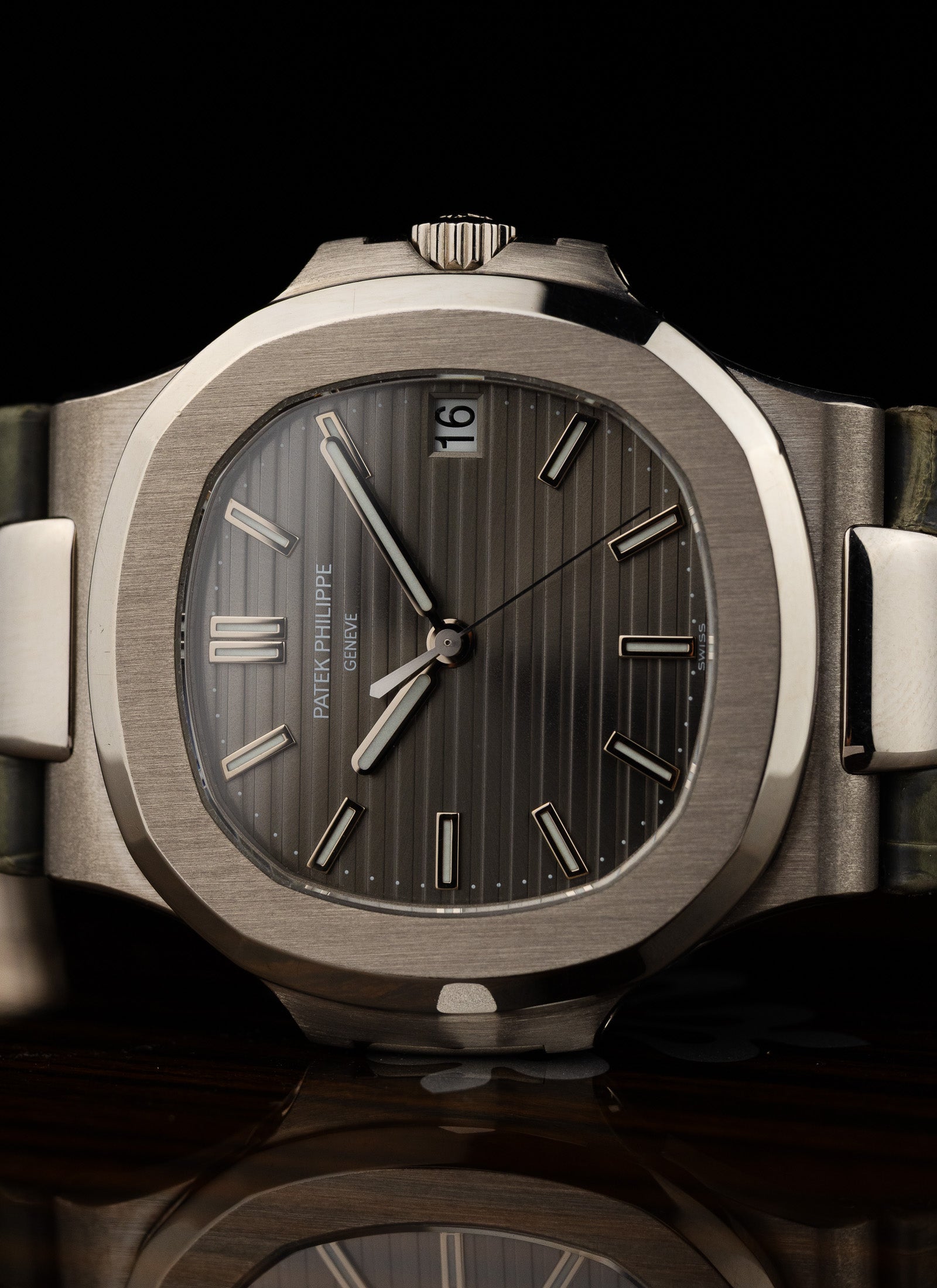 2007 18K Patek Philippe Nautilus 5711G Box & Extract
