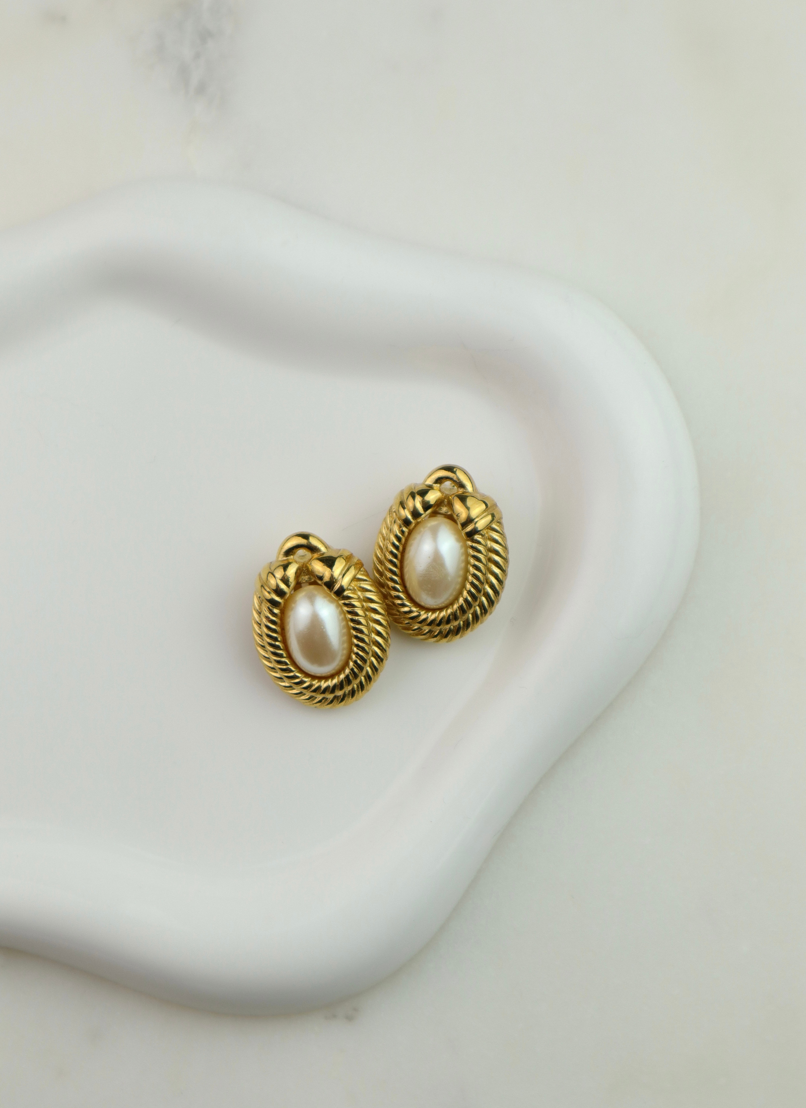 Givenchy - owalne klipsy vintage z perłą