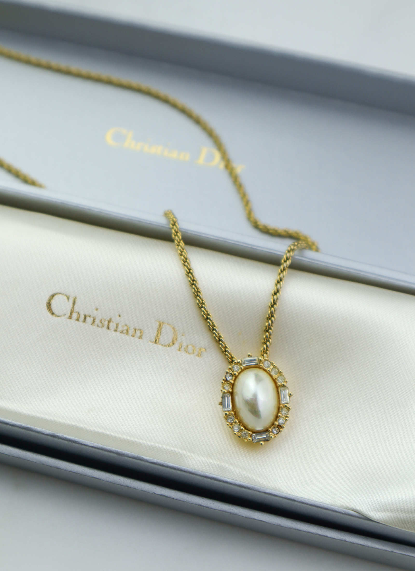 Christian Dior - naszyjnik z perłą i kryształkami