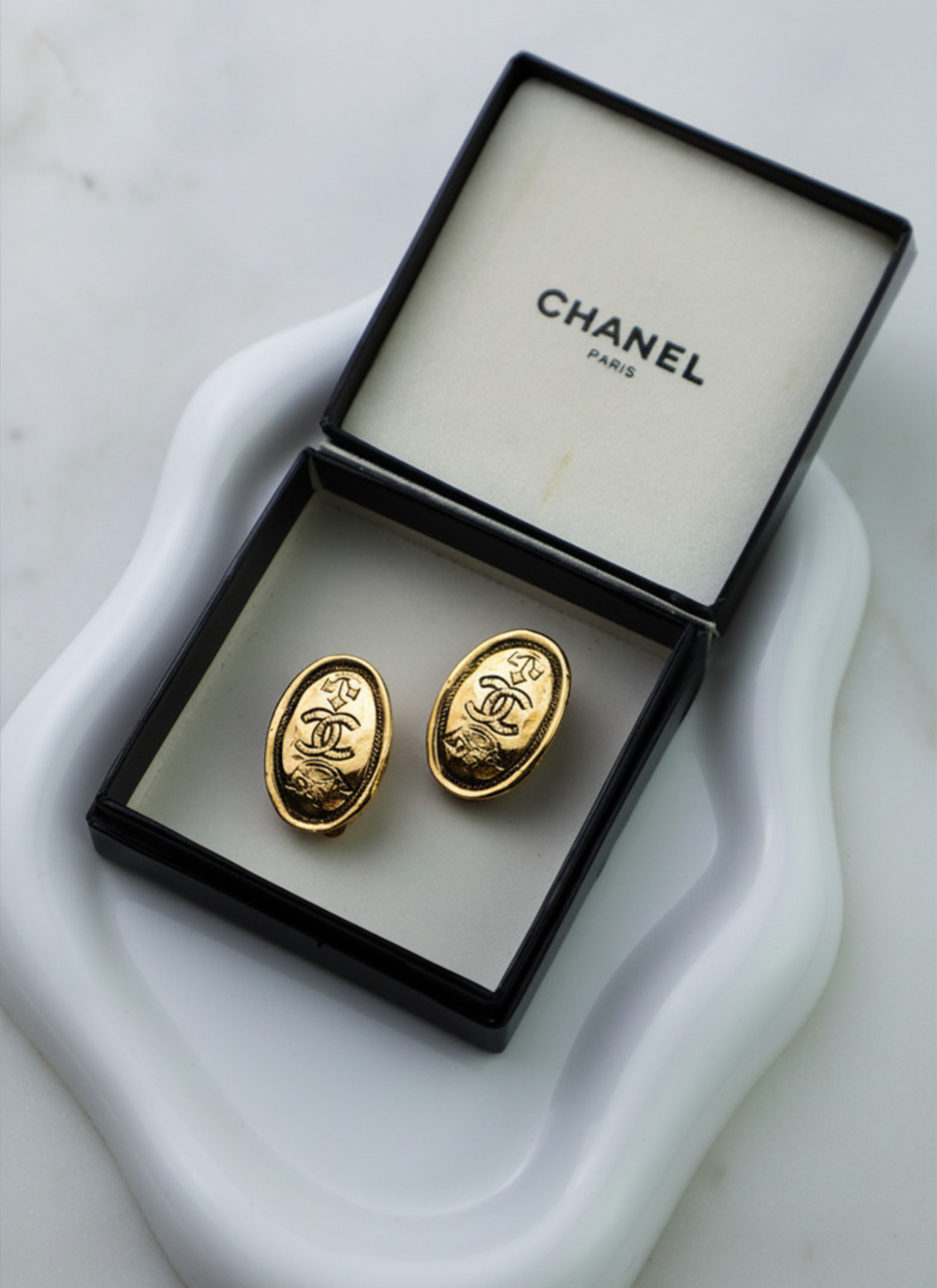 Chanel - owalne klipsy vintage z monogramem