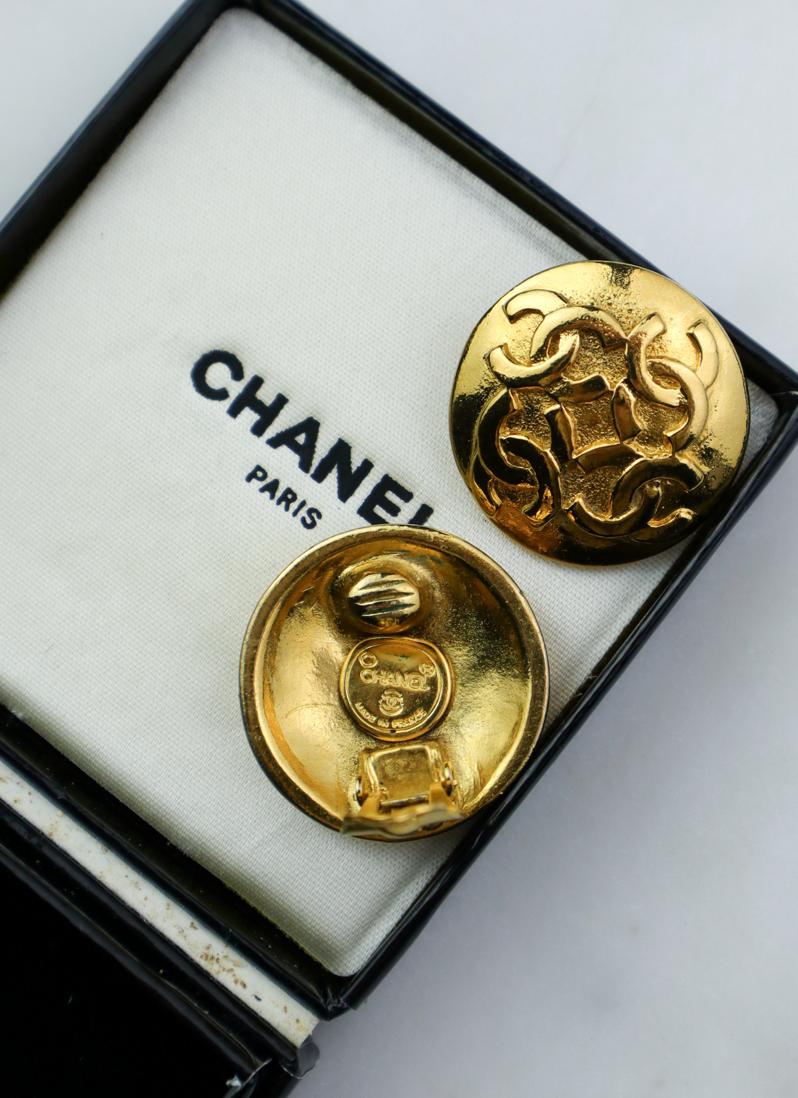 Chanel - okrągłe, złocone klipsy vintage  wielokrotne CC