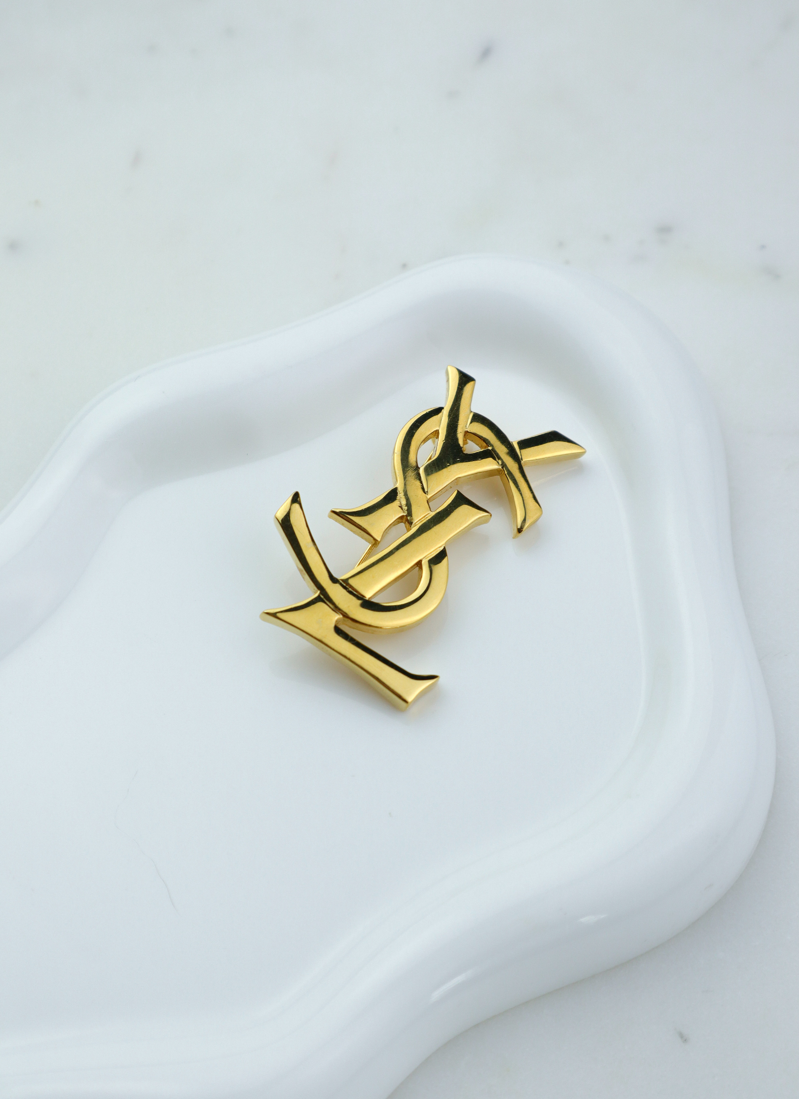 Yves Saint Laurent - broszka monogram Cassandre
